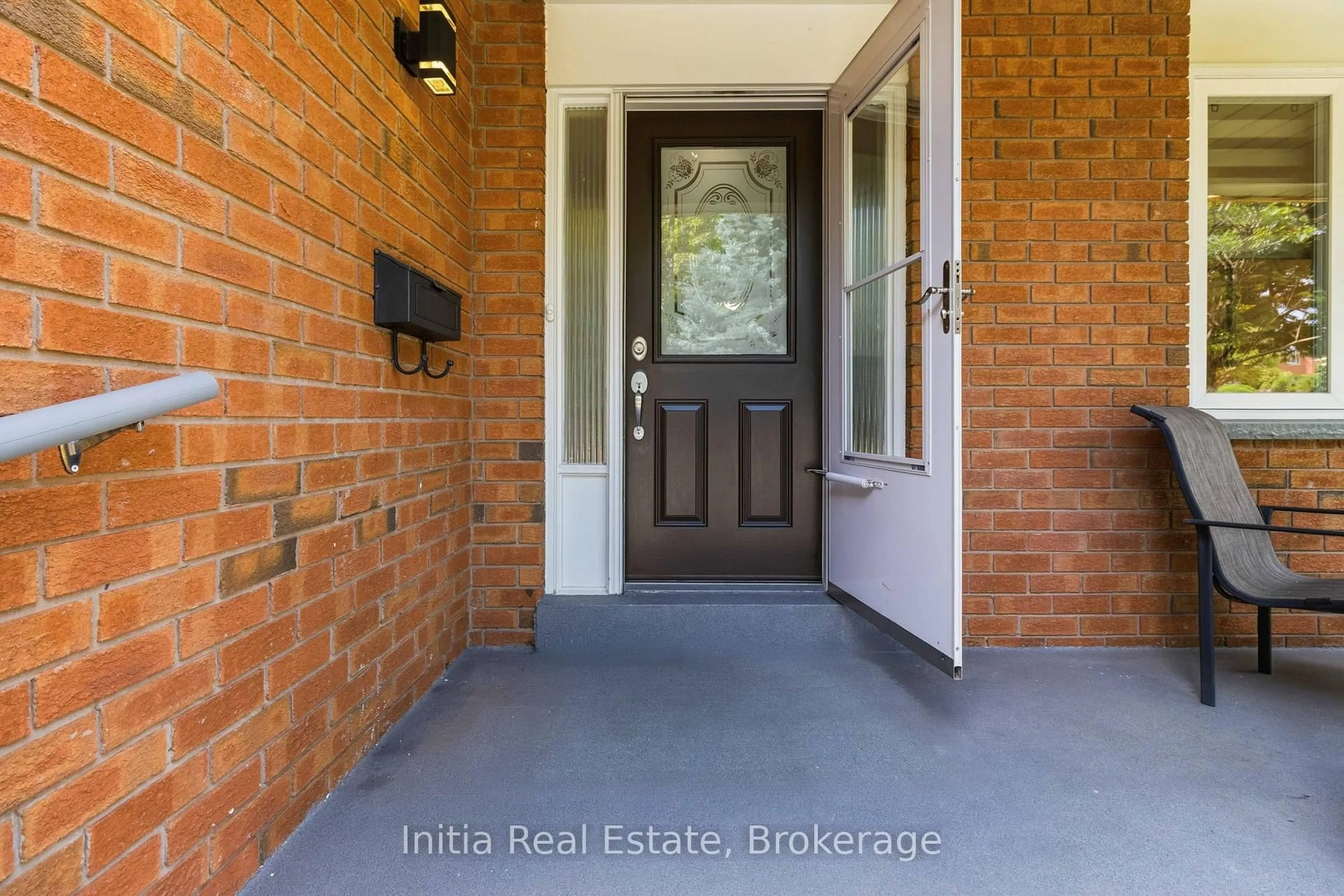 Indoor entryway for 2014 Golden Briar Tr, Oakville Ontario L6H 4N9