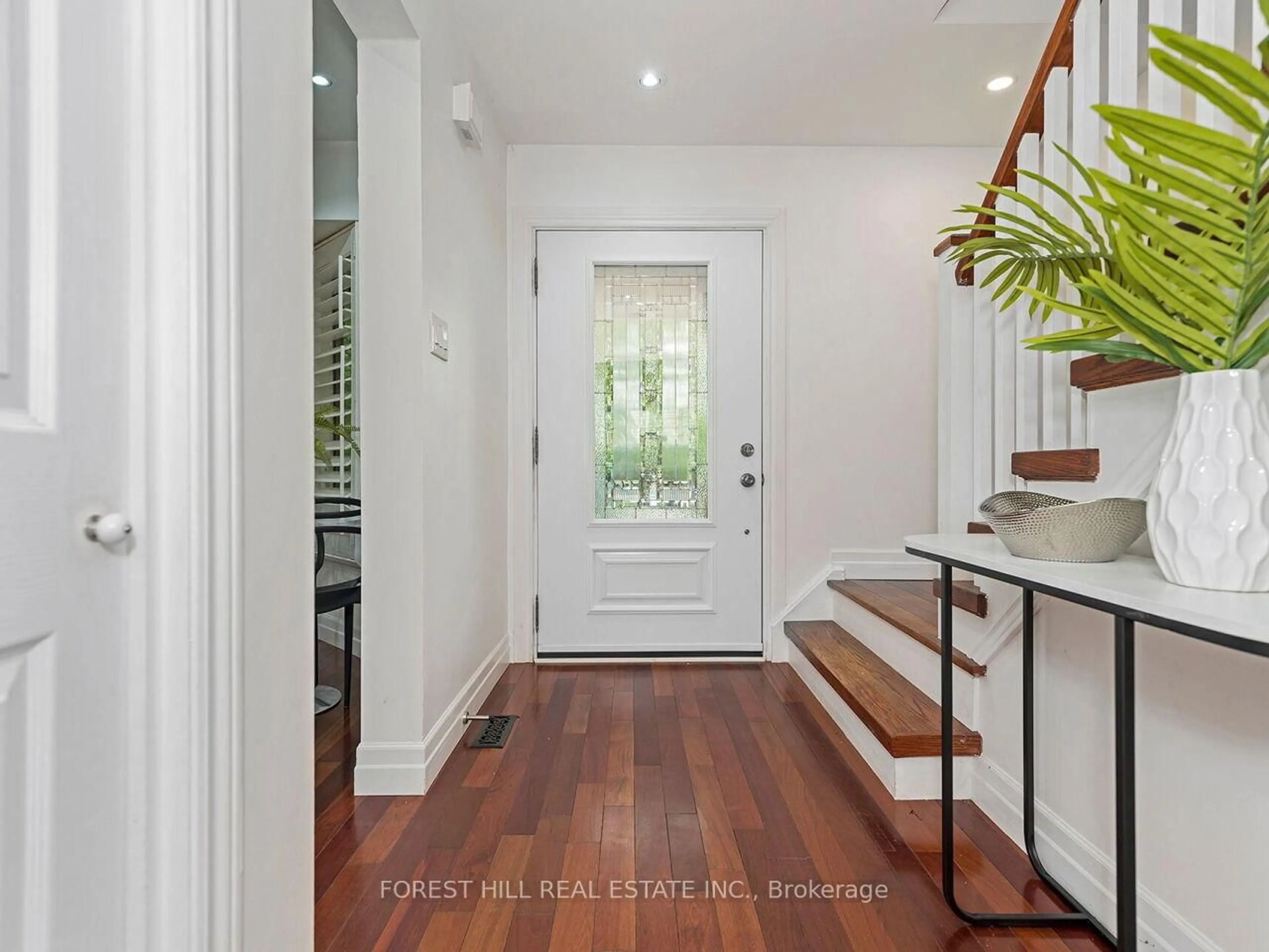Indoor entryway for 148 Chalmers St, Oakville Ontario L6L 5R8