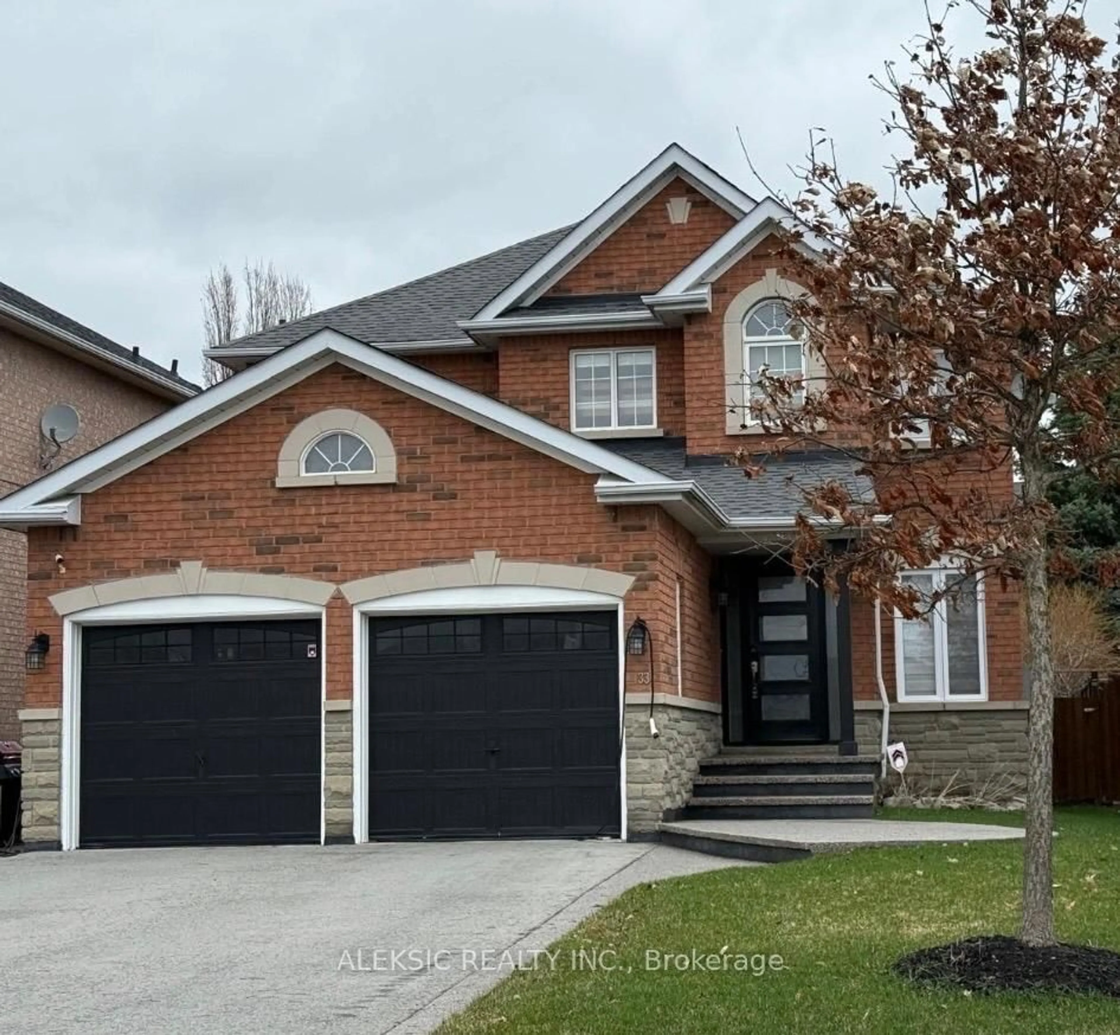 Home with brick exterior material, street for 33 Hillpath Cres, Brampton Ontario L6Z 4T7