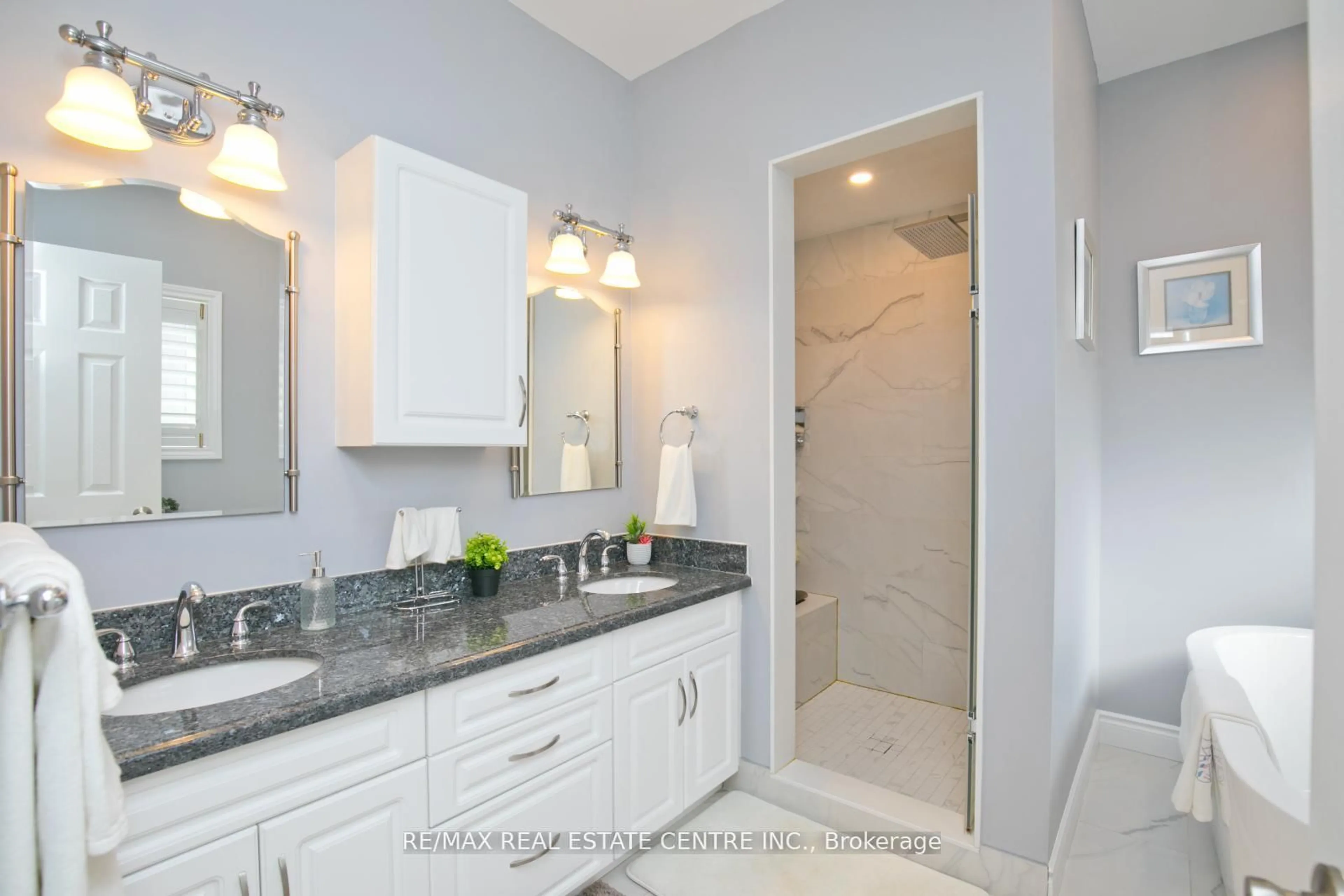 Contemporary bathroom, ceramic/tile floor for 1 Kirkwood Cres, Caledon Ontario L7C 1A5
