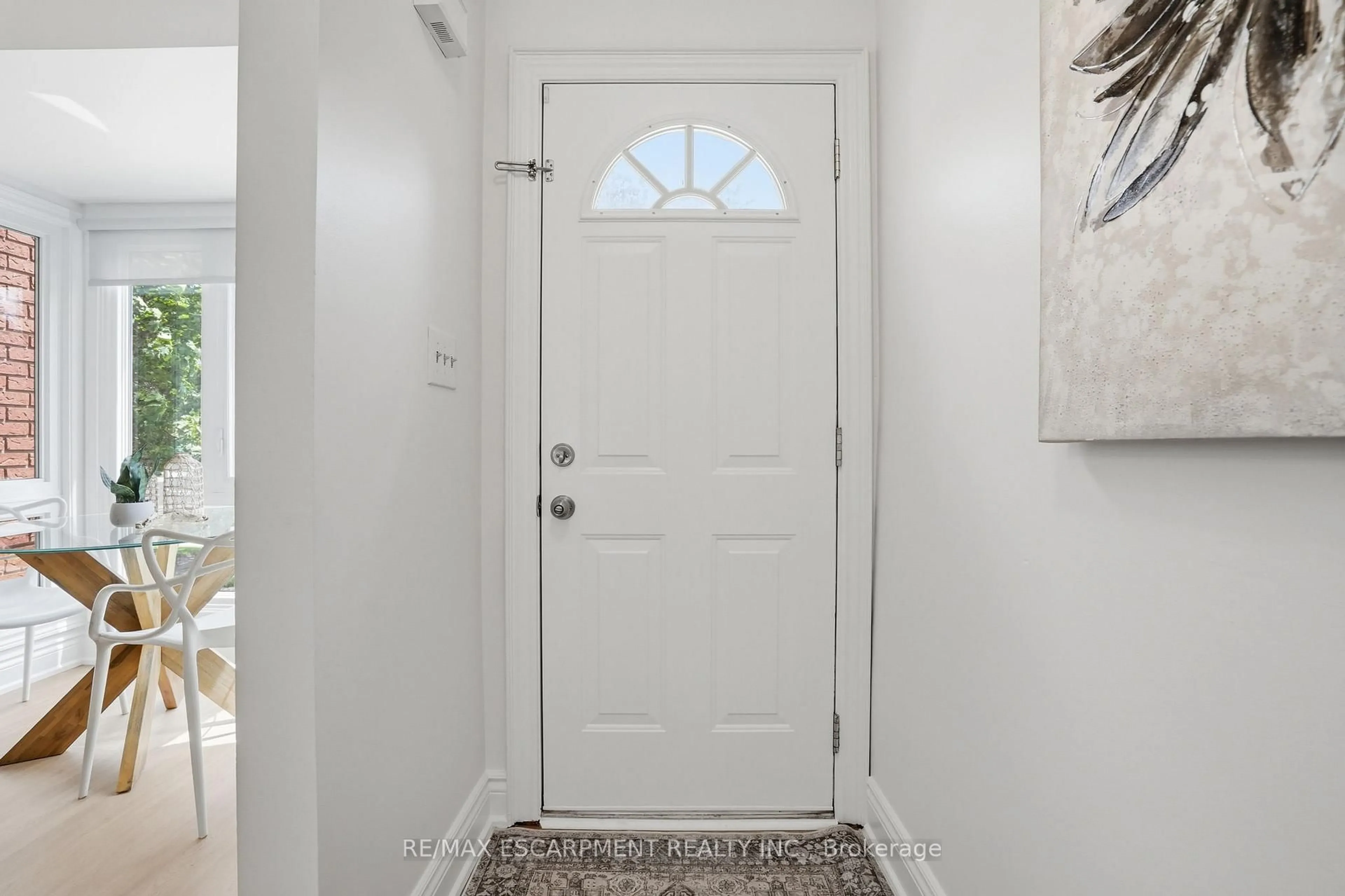 Indoor entryway for 895 Maple Ave #317, Burlington Ontario L7S 2H7