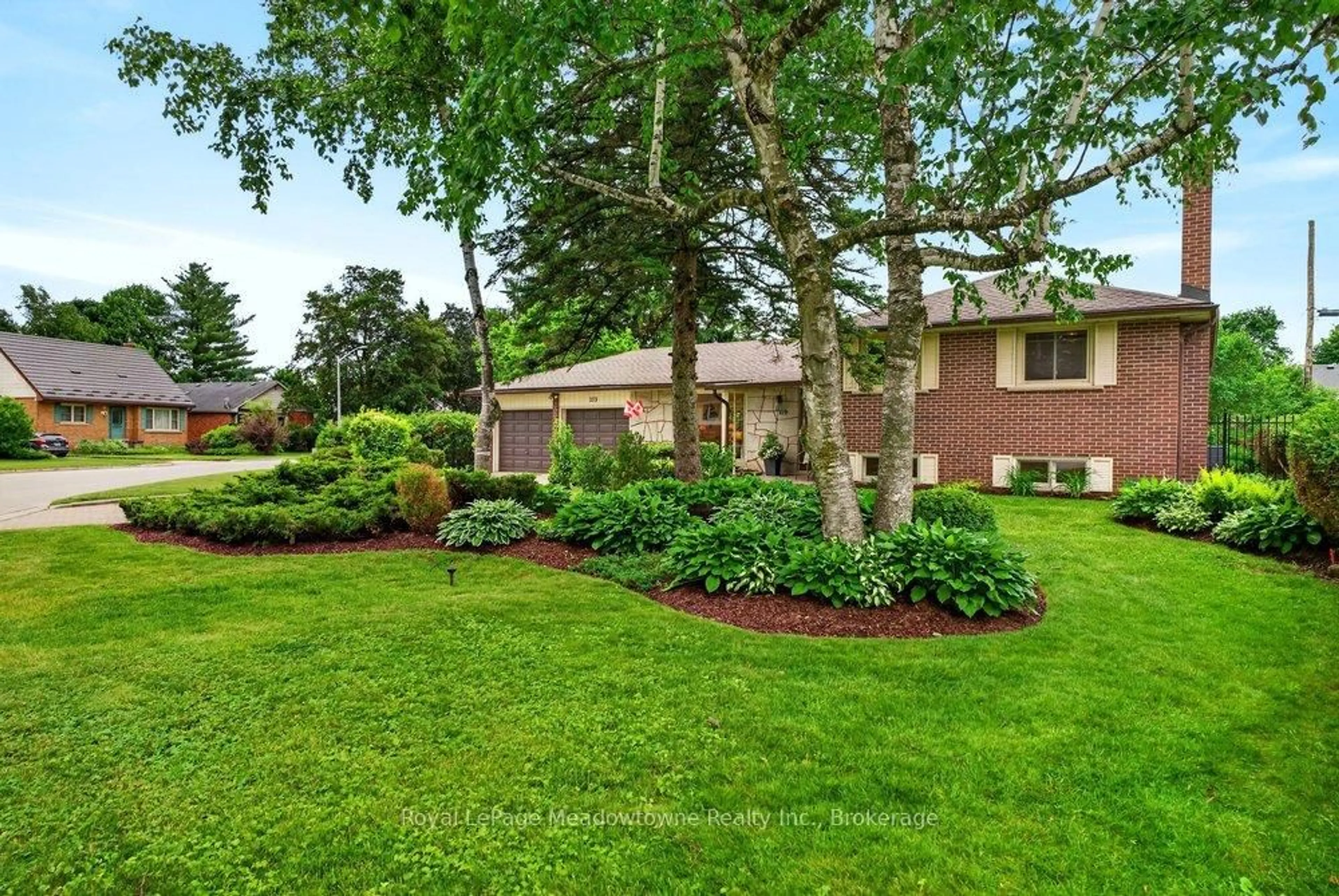 Patio, street for 119 Elizabeth Dr, Halton Hills Ontario L7J 1B6