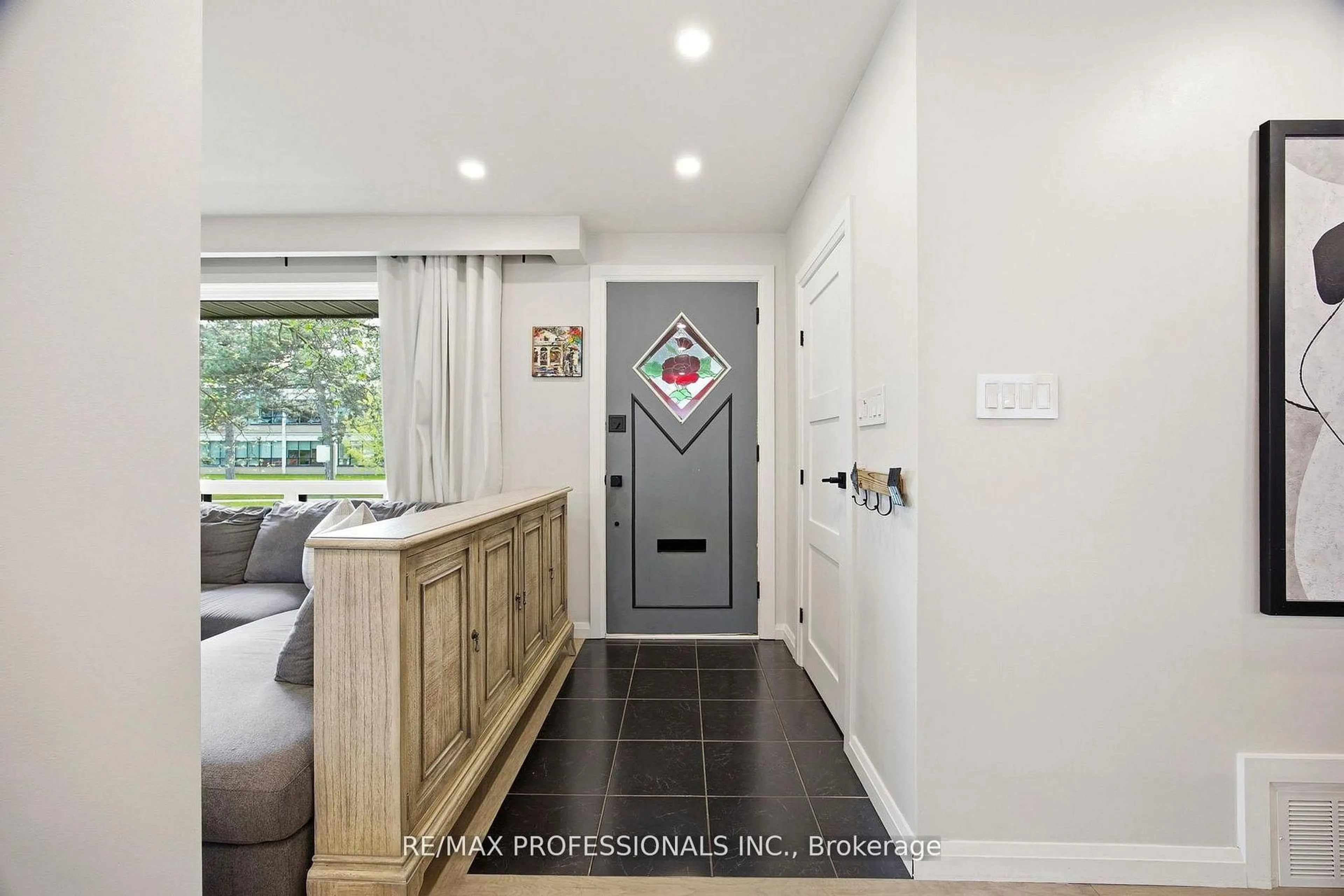 Indoor entryway for 33 Brampton Rd, Toronto Ontario M9R 3J3