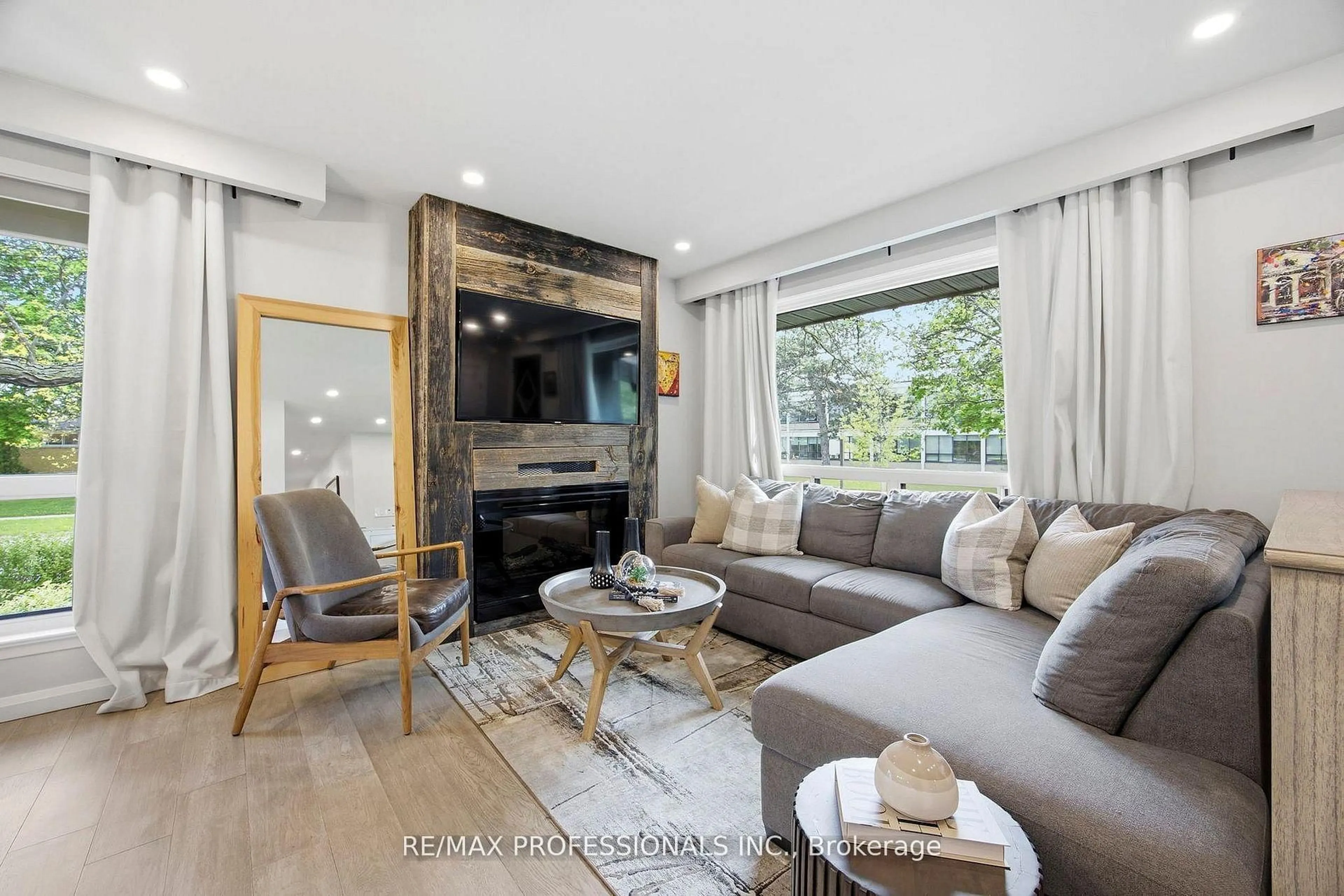 Living room with furniture, unknown for 33 Brampton Rd, Toronto Ontario M9R 3J3