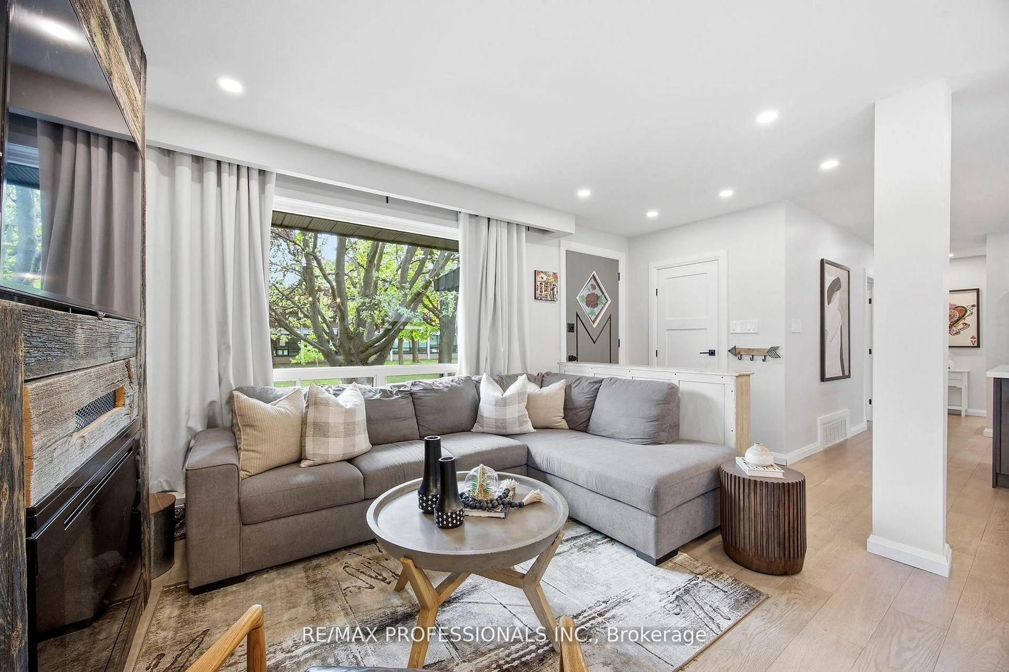 Living room with furniture, unknown for 33 Brampton Rd, Toronto Ontario M9R 3J3