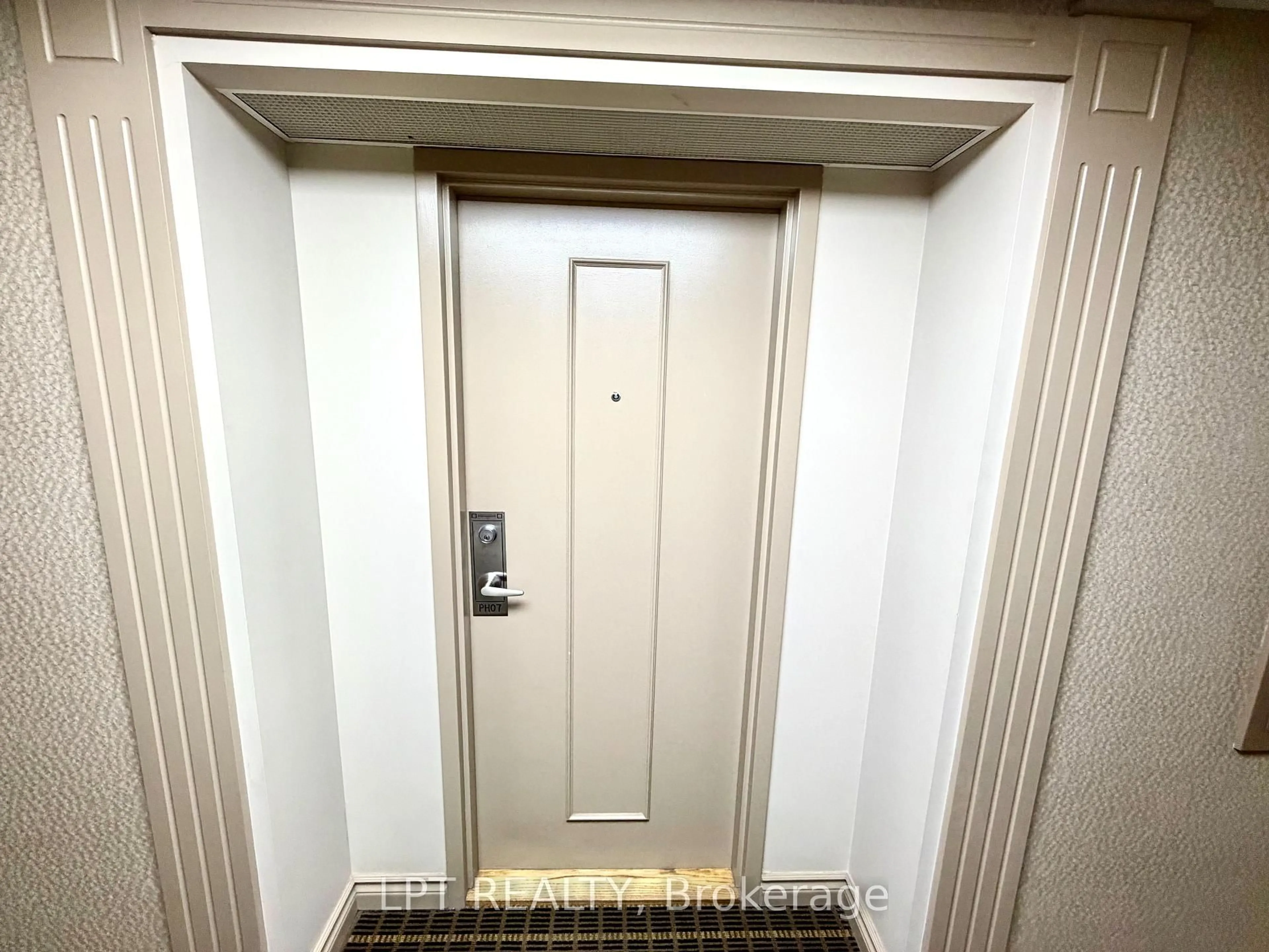 Indoor foyer for 135 Hillcrest Ave #2307, Mississauga Ontario L5B 4B1