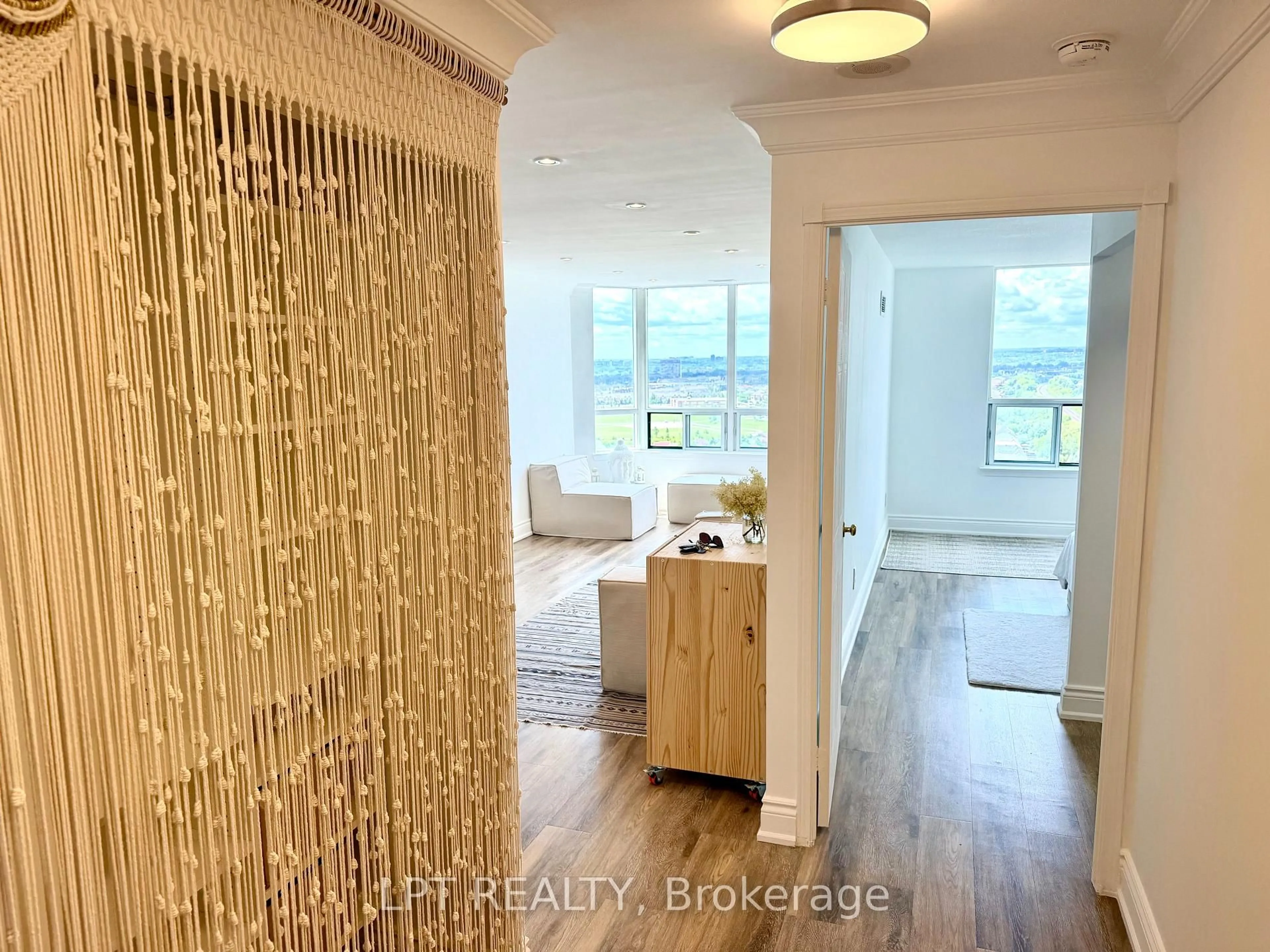 Indoor entryway for 135 Hillcrest Ave #2307, Mississauga Ontario L5B 4B1