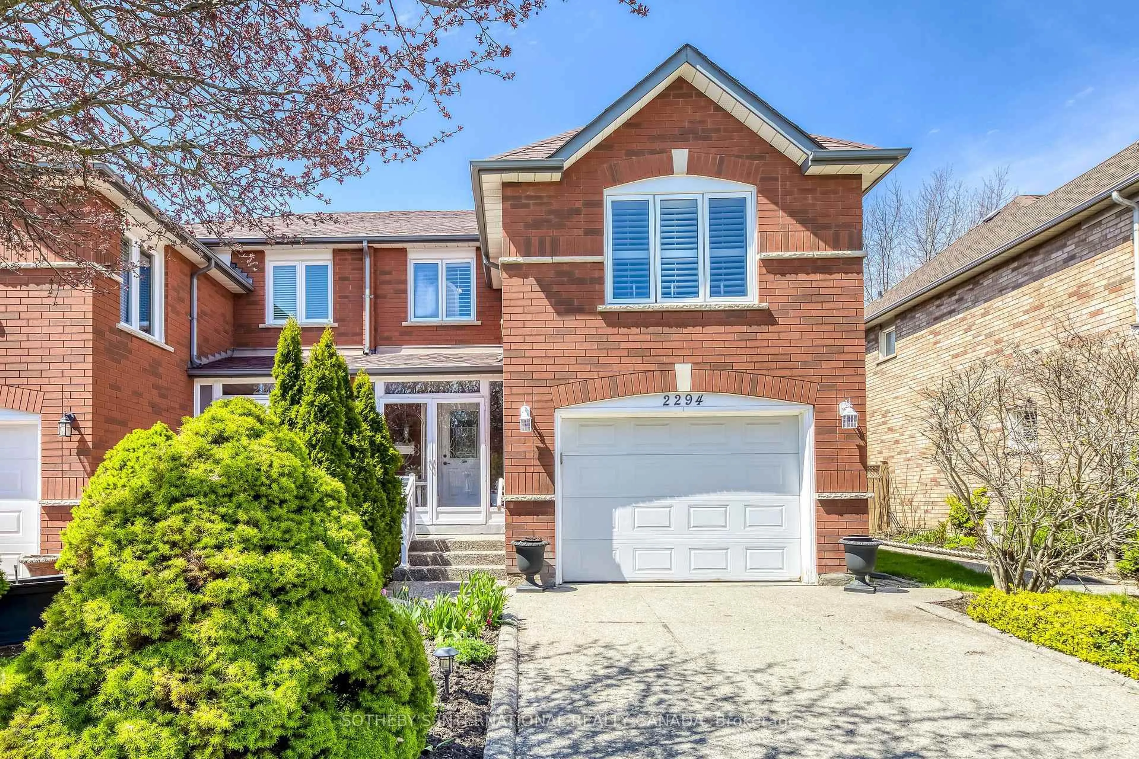 Home with brick exterior material, street for 2294 Dale Ridge Dr, Oakville Ontario L6M 3L5