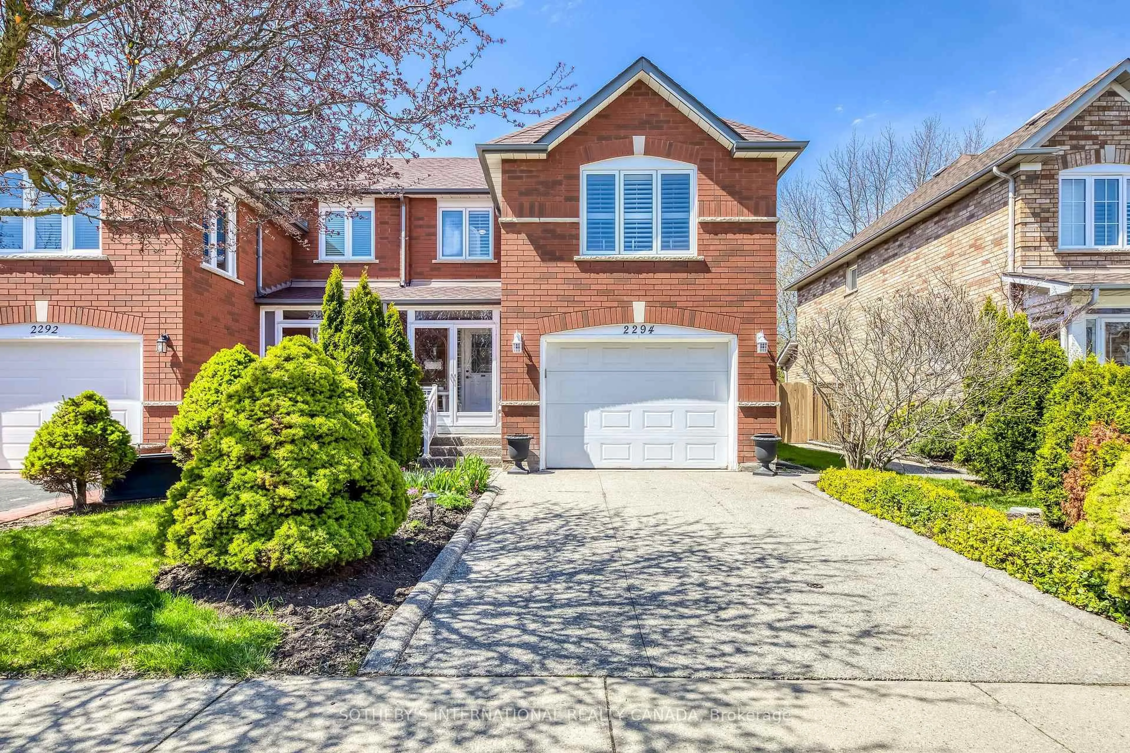 Home with brick exterior material, street for 2294 Dale Ridge Dr, Oakville Ontario L6M 3L5