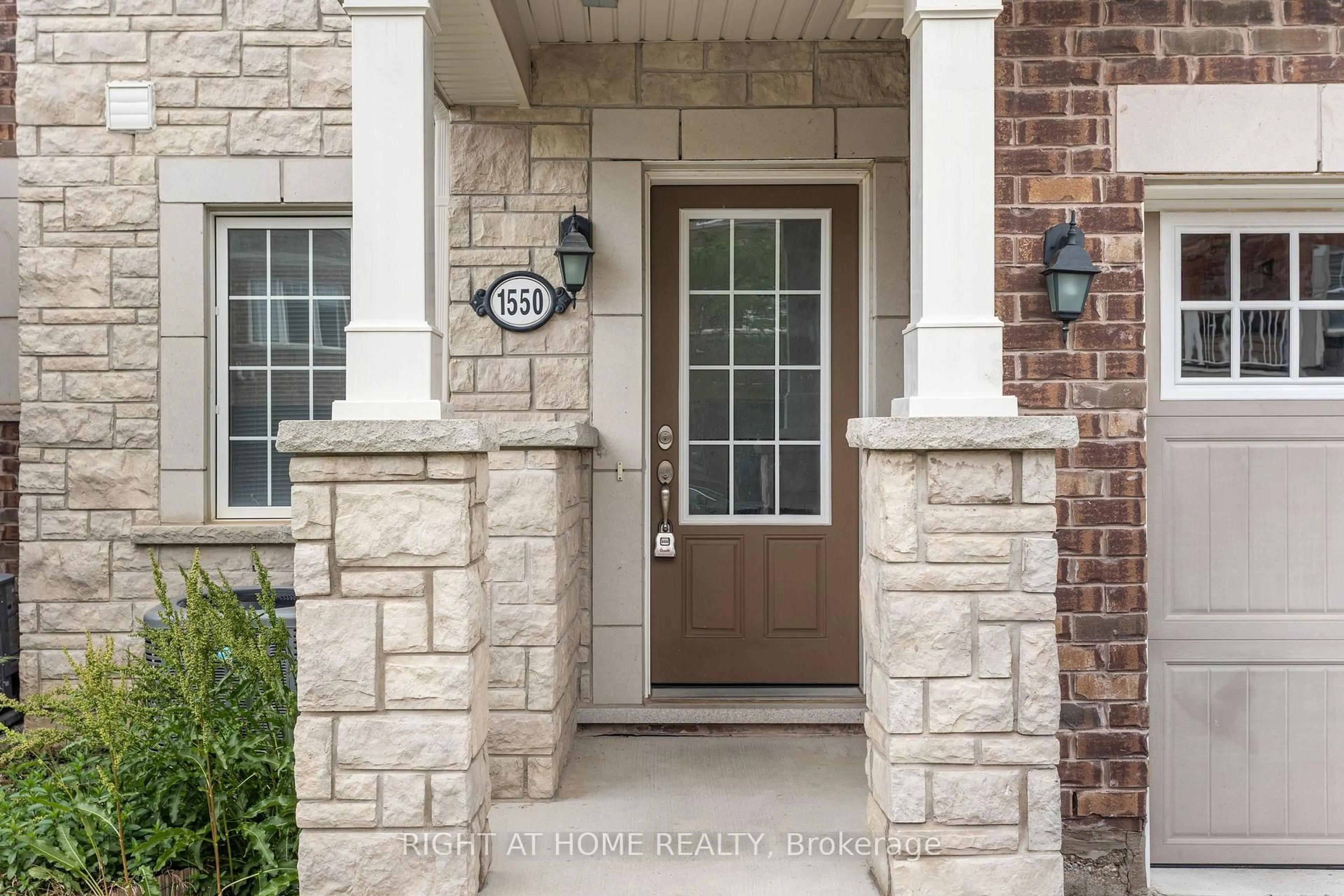 Indoor entryway for 1550 Gainer Cres, Milton Ontario L9T 8Y3