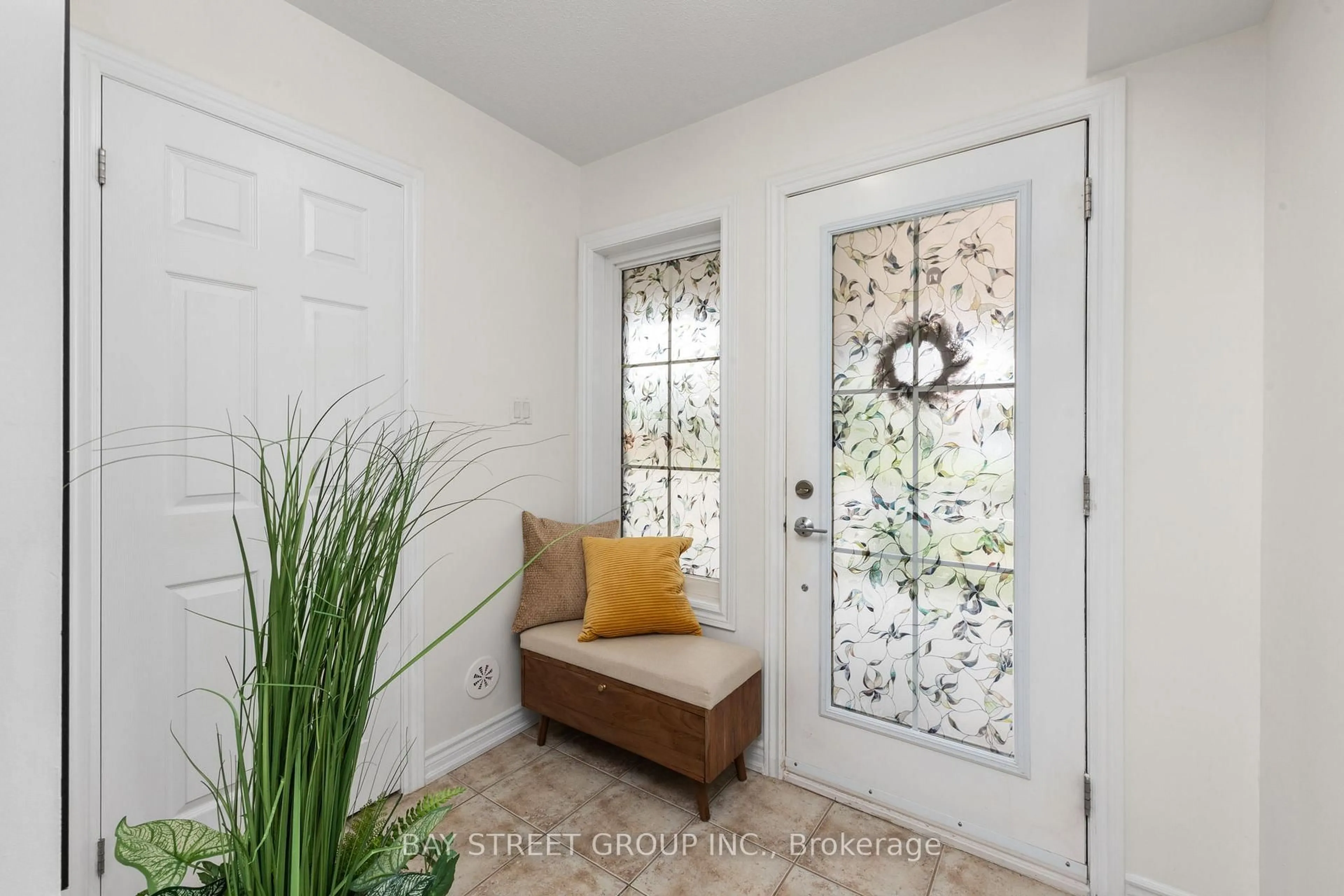 Indoor entryway for 2564 Grand Oak Tr, Oakville Ontario L6M 0S4