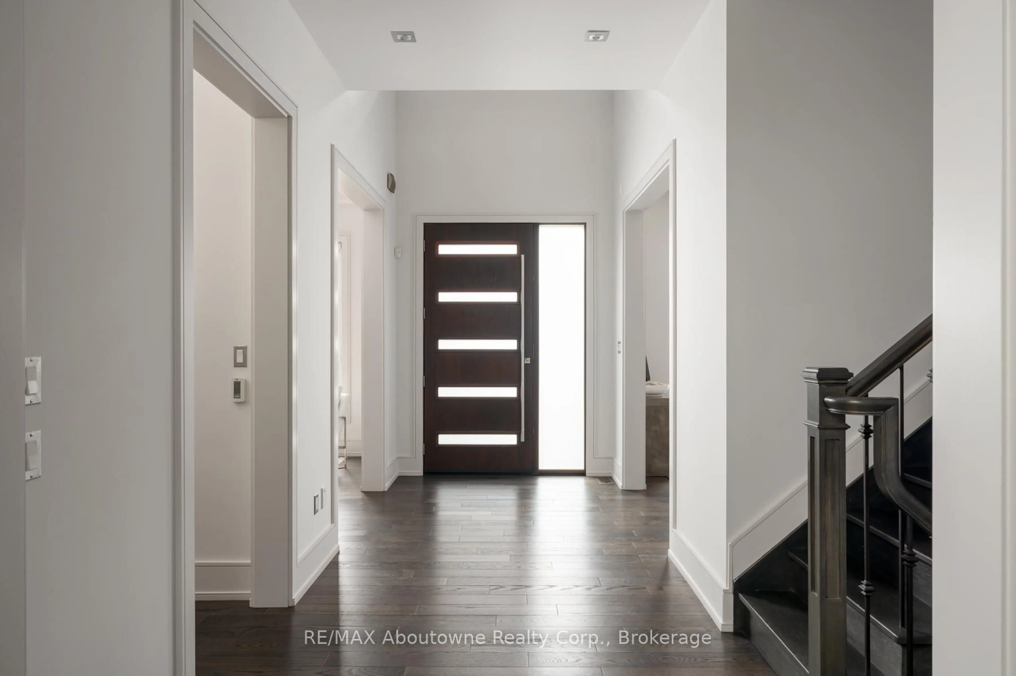 Indoor entryway for 1025 Bridge Rd, Oakville Ontario L6L 2B4