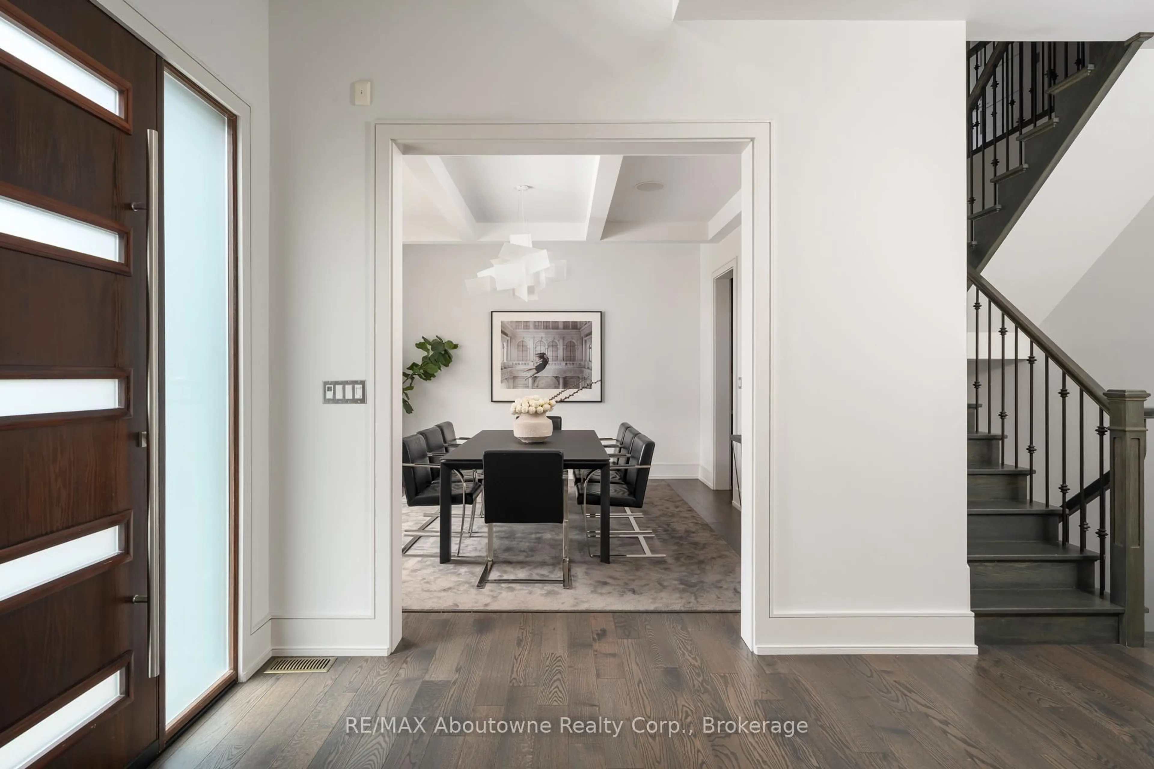Indoor entryway for 1025 Bridge Rd, Oakville Ontario L6L 2B4