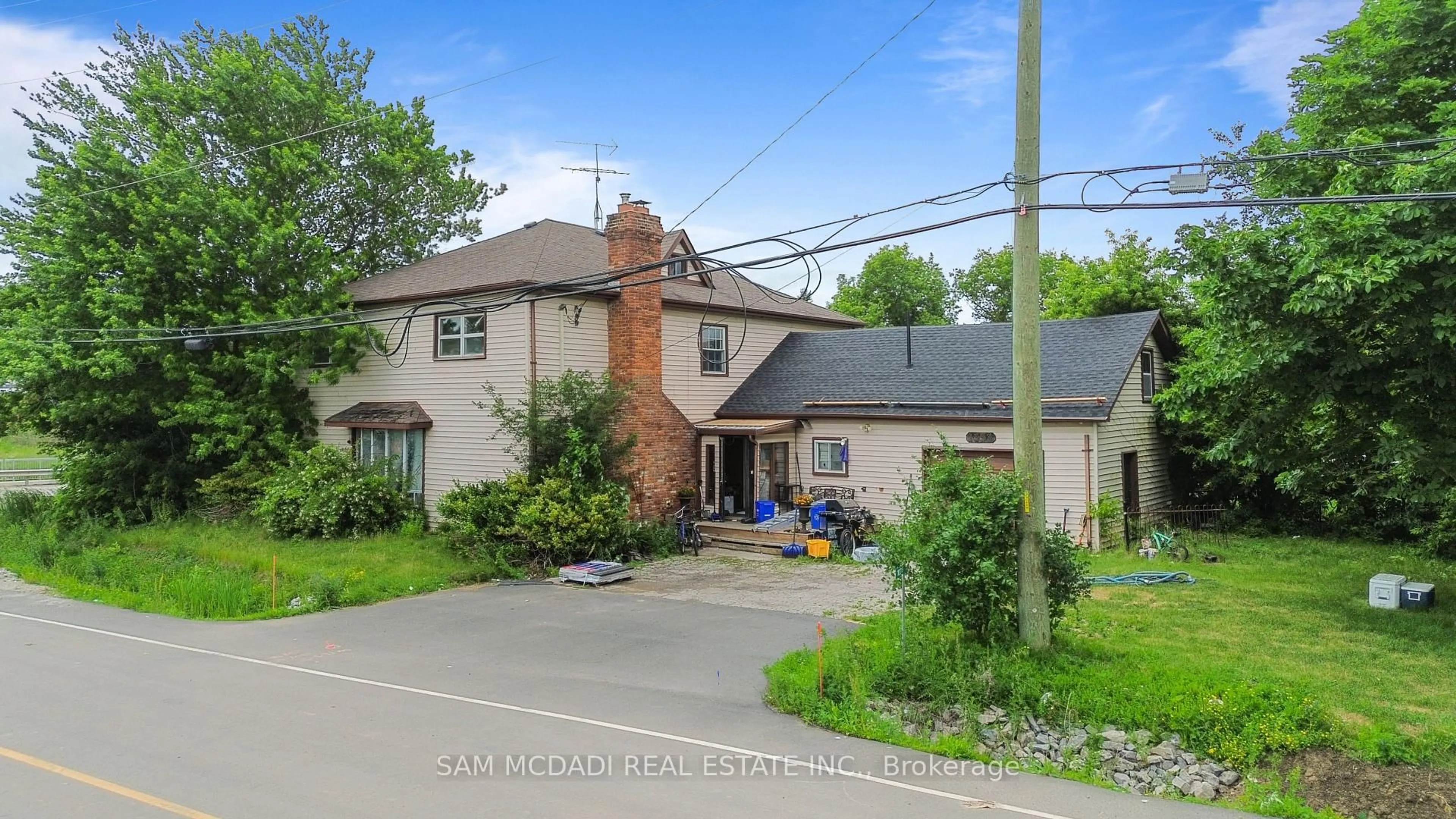 A pic from outside/outdoor area/front of a property/back of a property/a pic from drone, street for 10025 Britannia Rd, Milton Ontario L9T 7G2