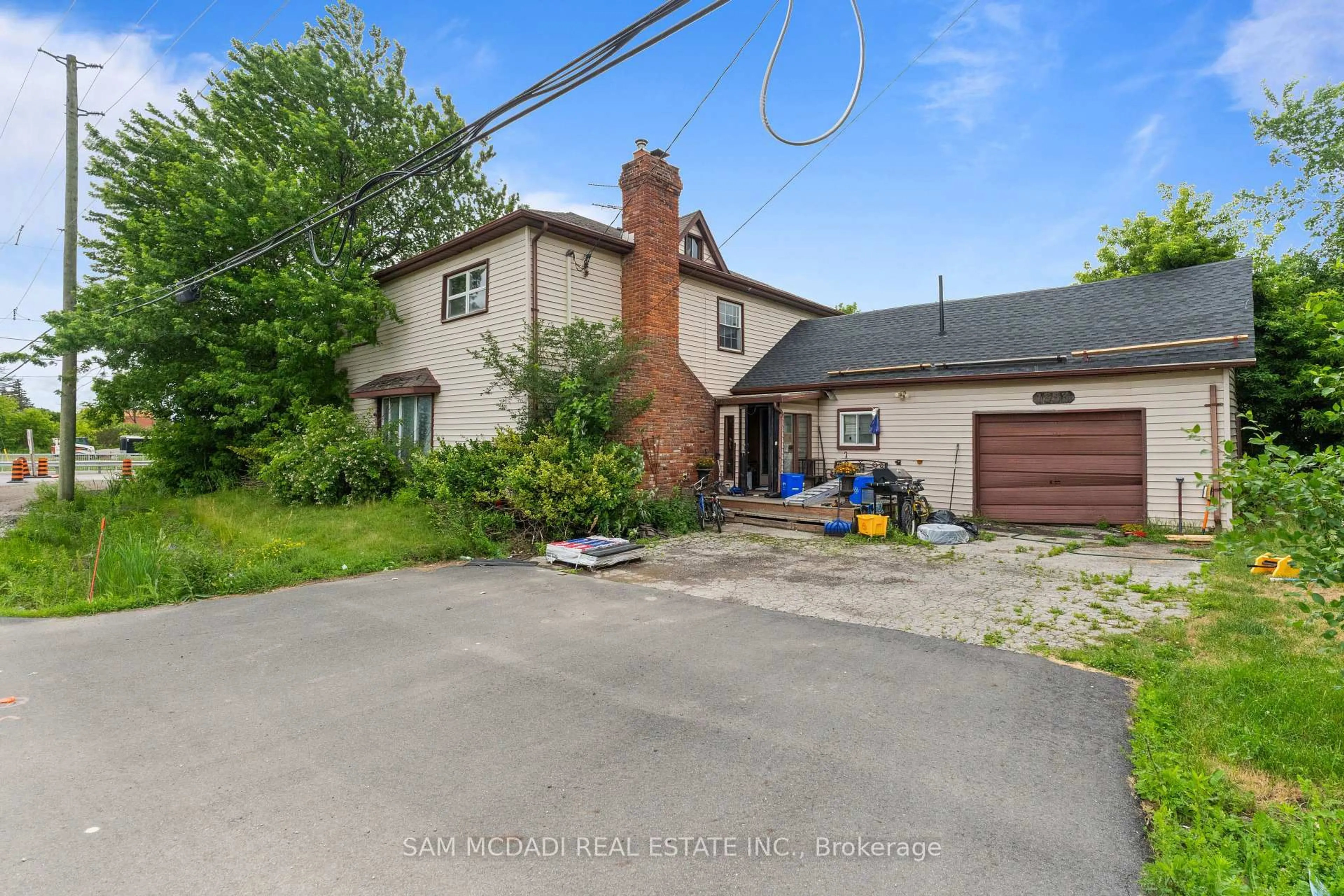 A pic from outside/outdoor area/front of a property/back of a property/a pic from drone, street for 10025 Britannia Rd, Milton Ontario L9T 7G2
