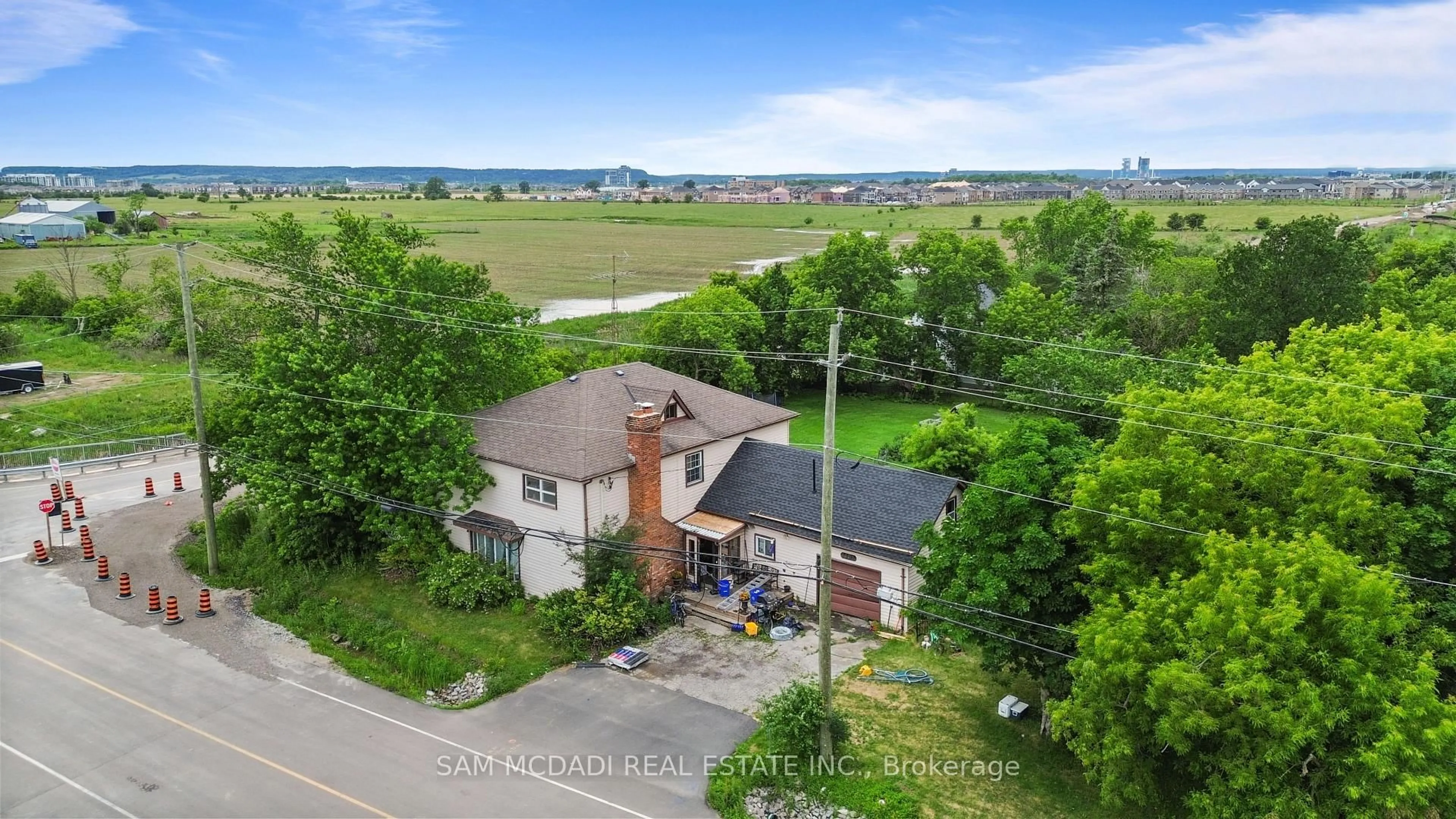 A pic from outside/outdoor area/front of a property/back of a property/a pic from drone, unknown for 10025 Britannia Rd, Milton Ontario L9T 7G2