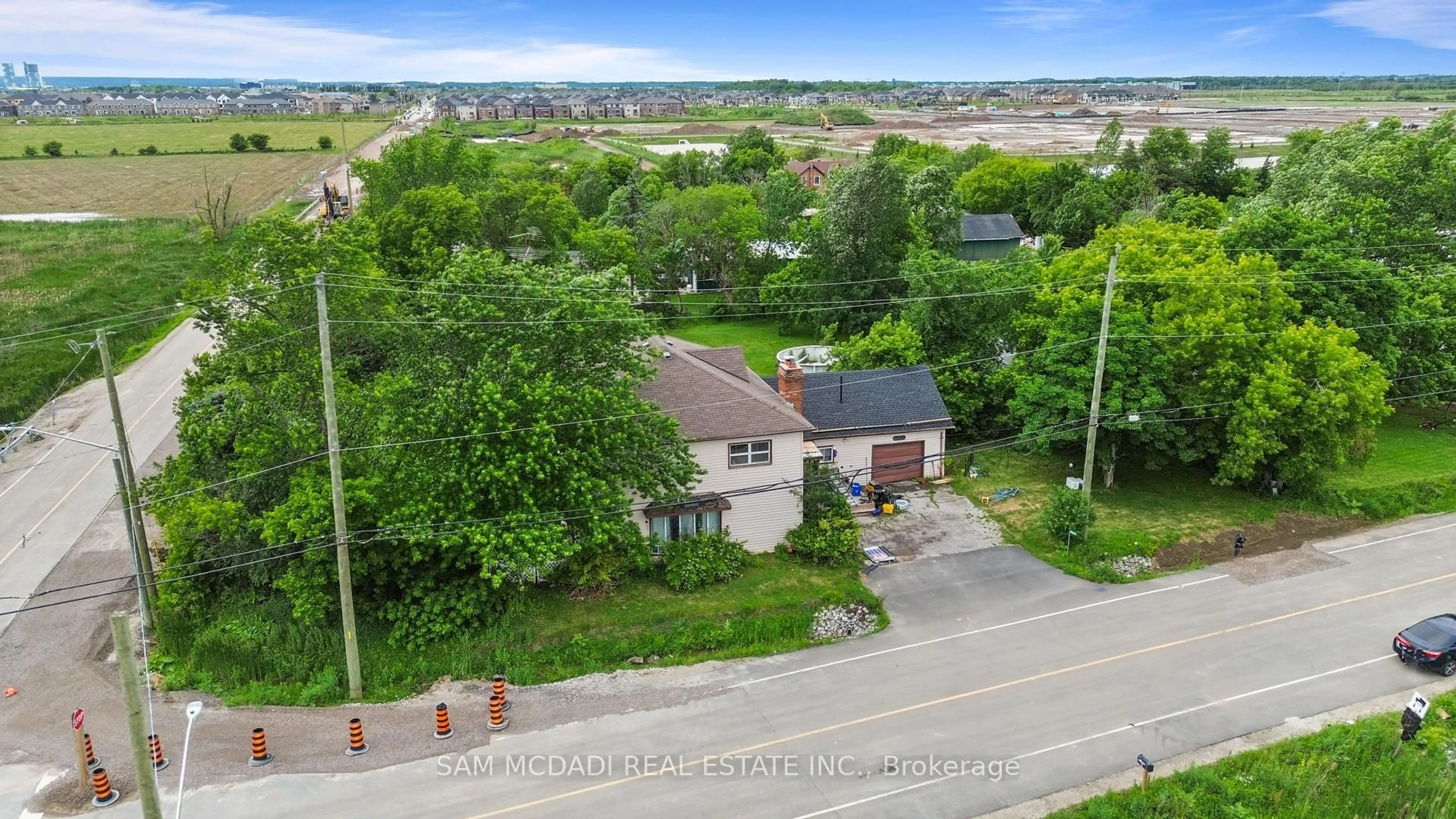 A pic from outside/outdoor area/front of a property/back of a property/a pic from drone, street for 10025 Britannia Rd, Milton Ontario L9T 7G2