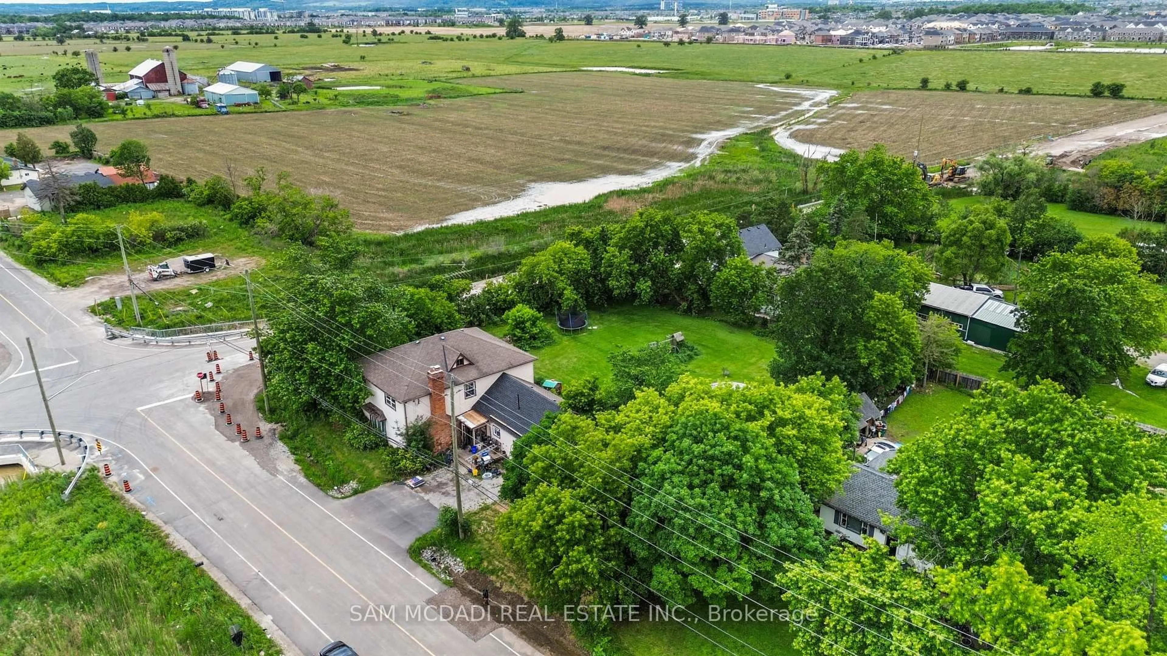 A pic from outside/outdoor area/front of a property/back of a property/a pic from drone, street for 10025 Britannia Rd, Milton Ontario L9T 7G2