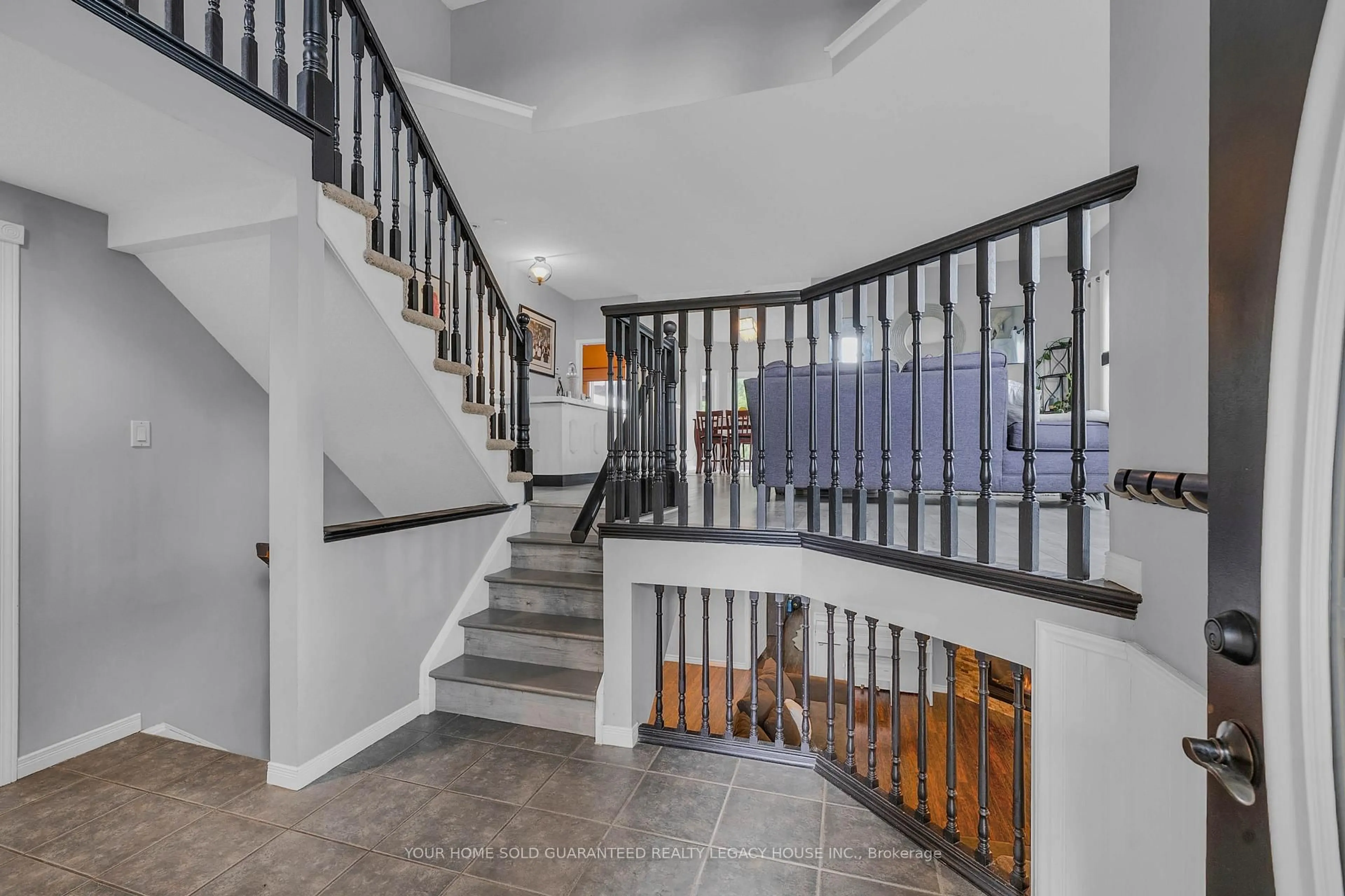 Indoor foyer for 29 Cameron Crt, Orangeville Ontario L9W 5G8