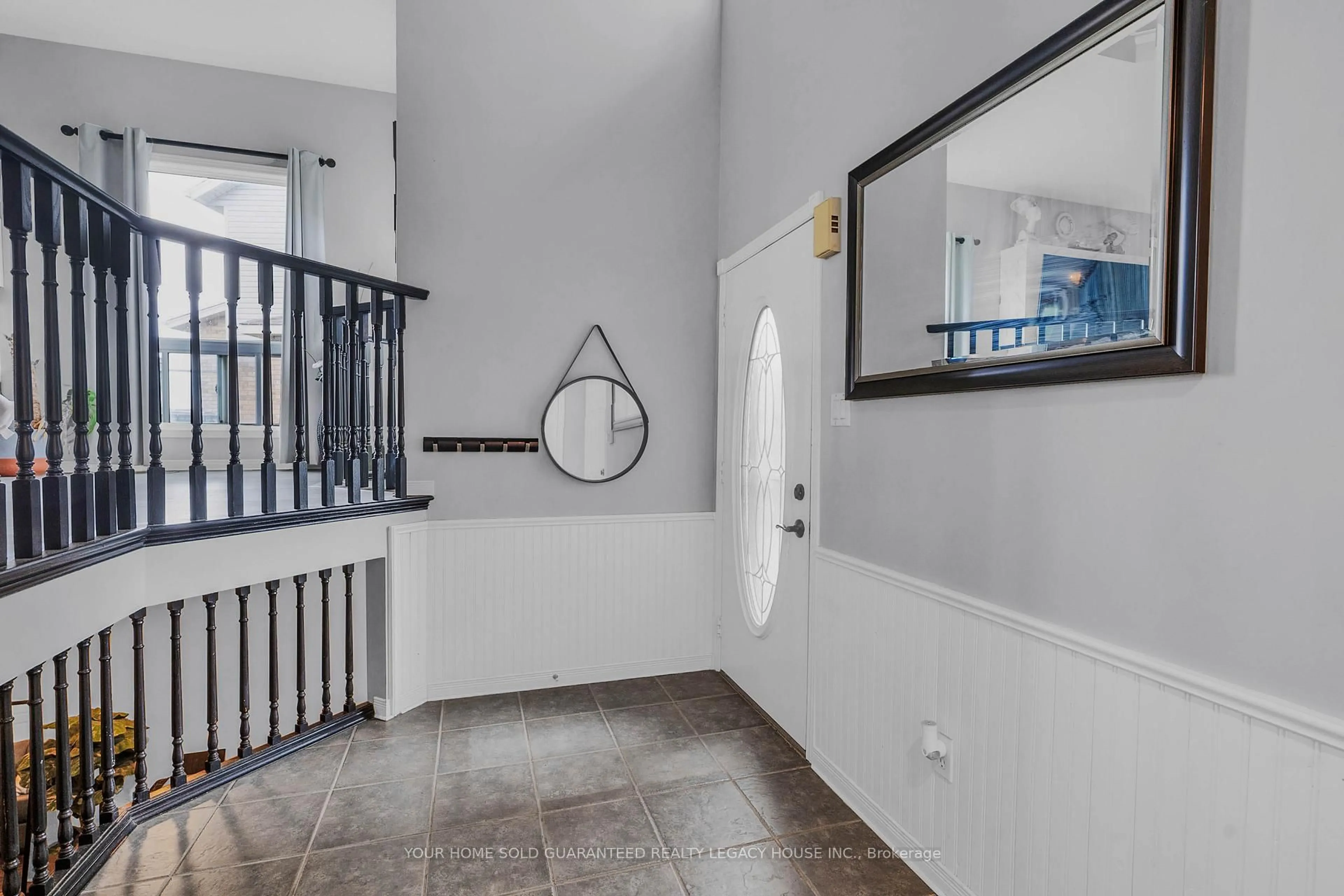 Indoor foyer for 29 Cameron Crt, Orangeville Ontario L9W 5G8