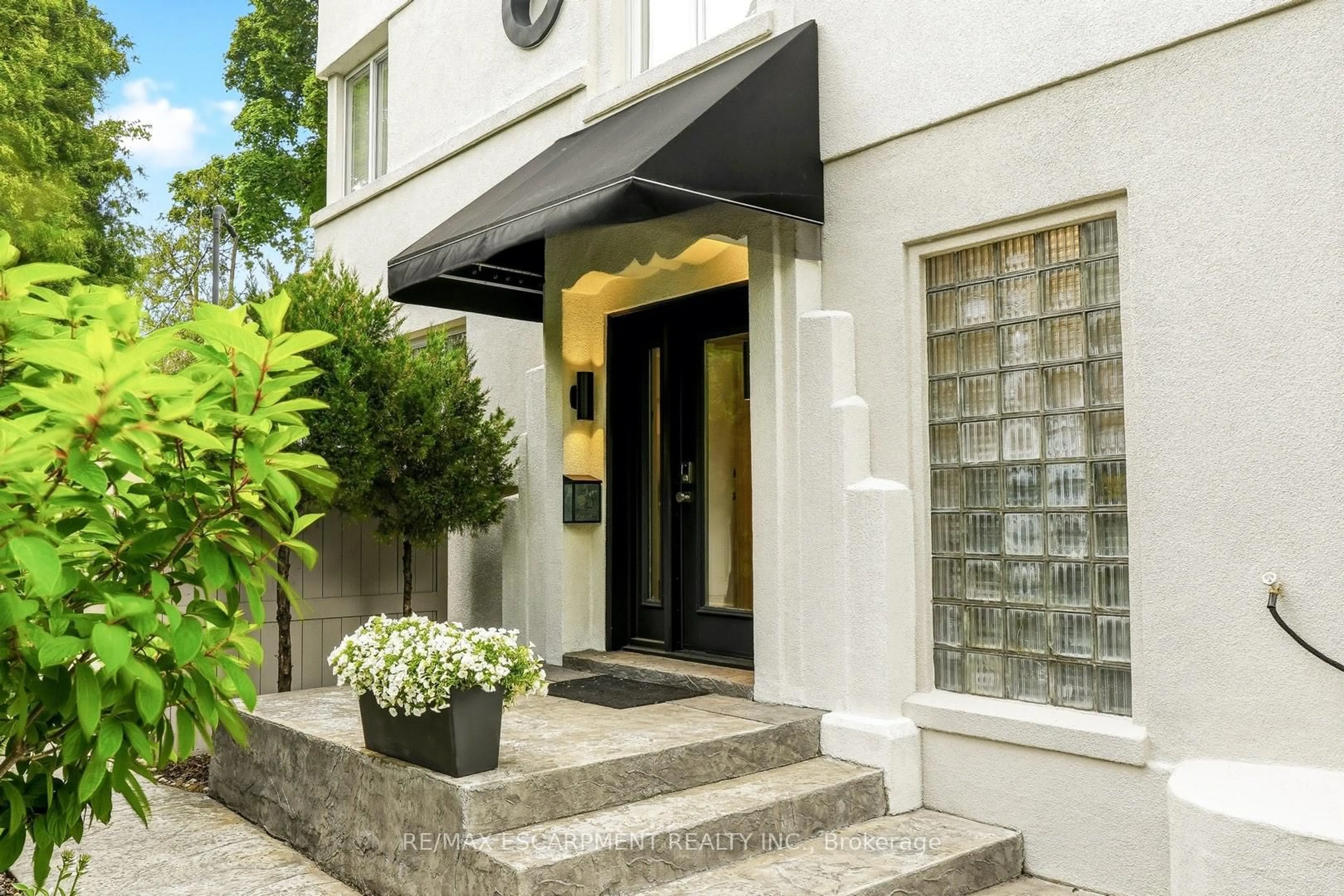 Indoor foyer for 225 St. Paul St, Burlington Ontario L7R 4G9