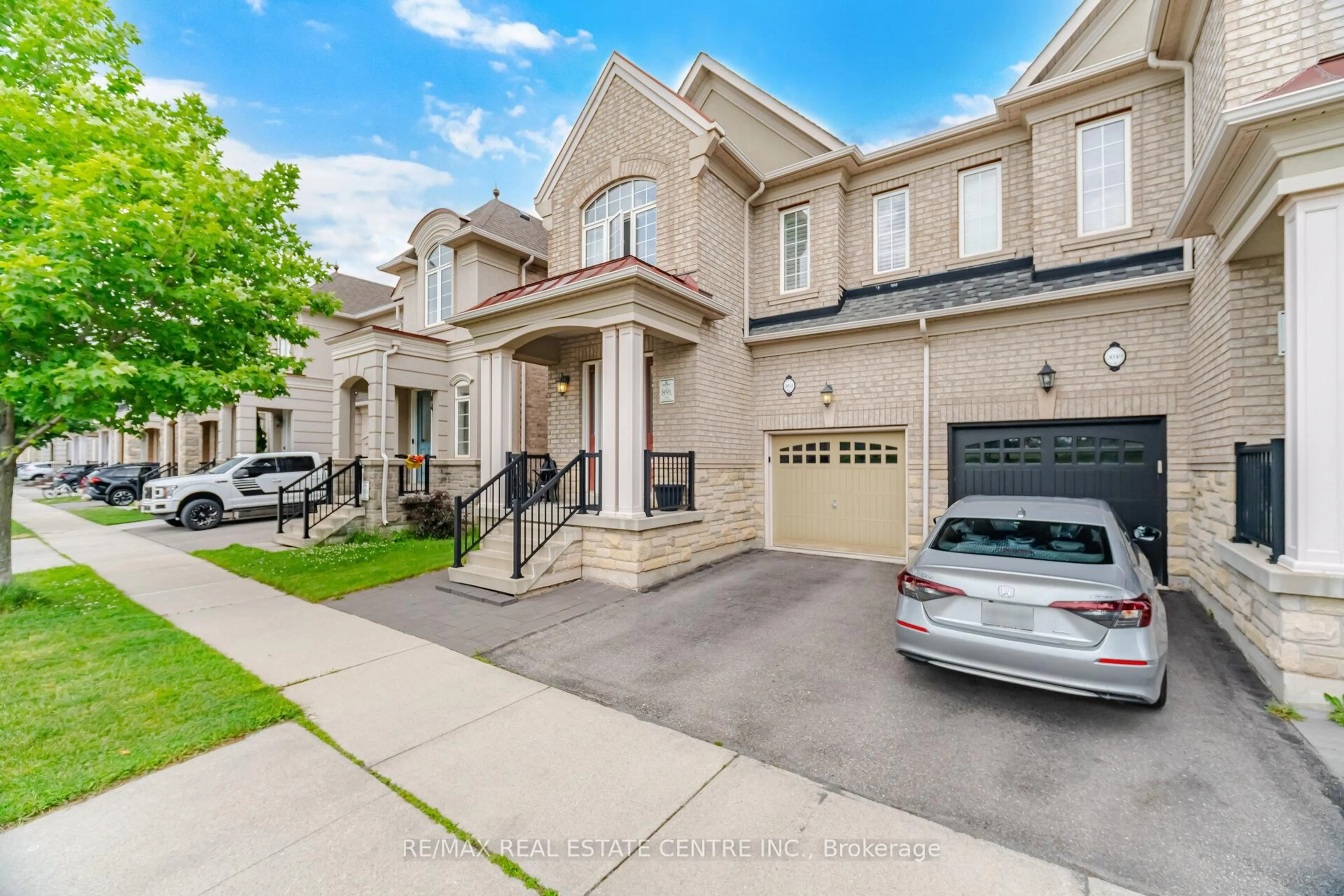 A pic from outside/outdoor area/front of a property/back of a property/a pic from drone, street for 3051 Isaac Ave, Oakville Ontario L6M 0S6