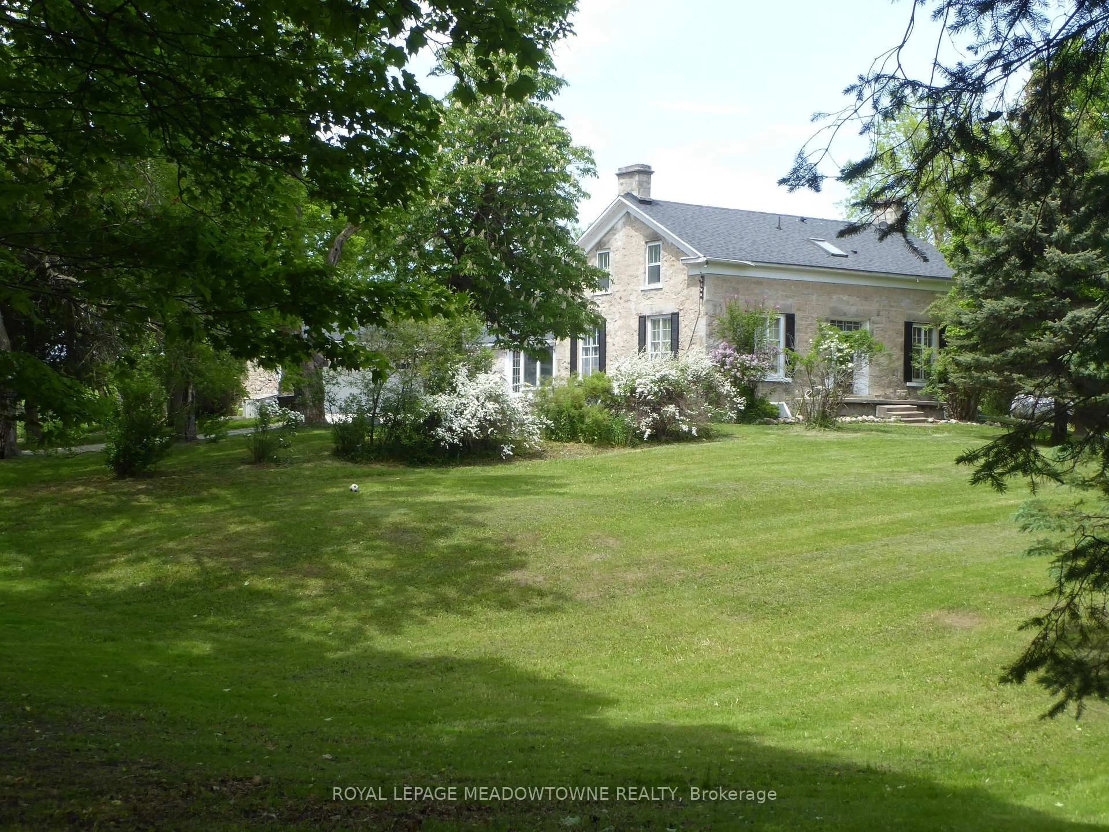 A pic from outside/outdoor area/front of a property/back of a property/a pic from drone, street for 5595 25 Sdrd, Milton Ontario L7J 2L7