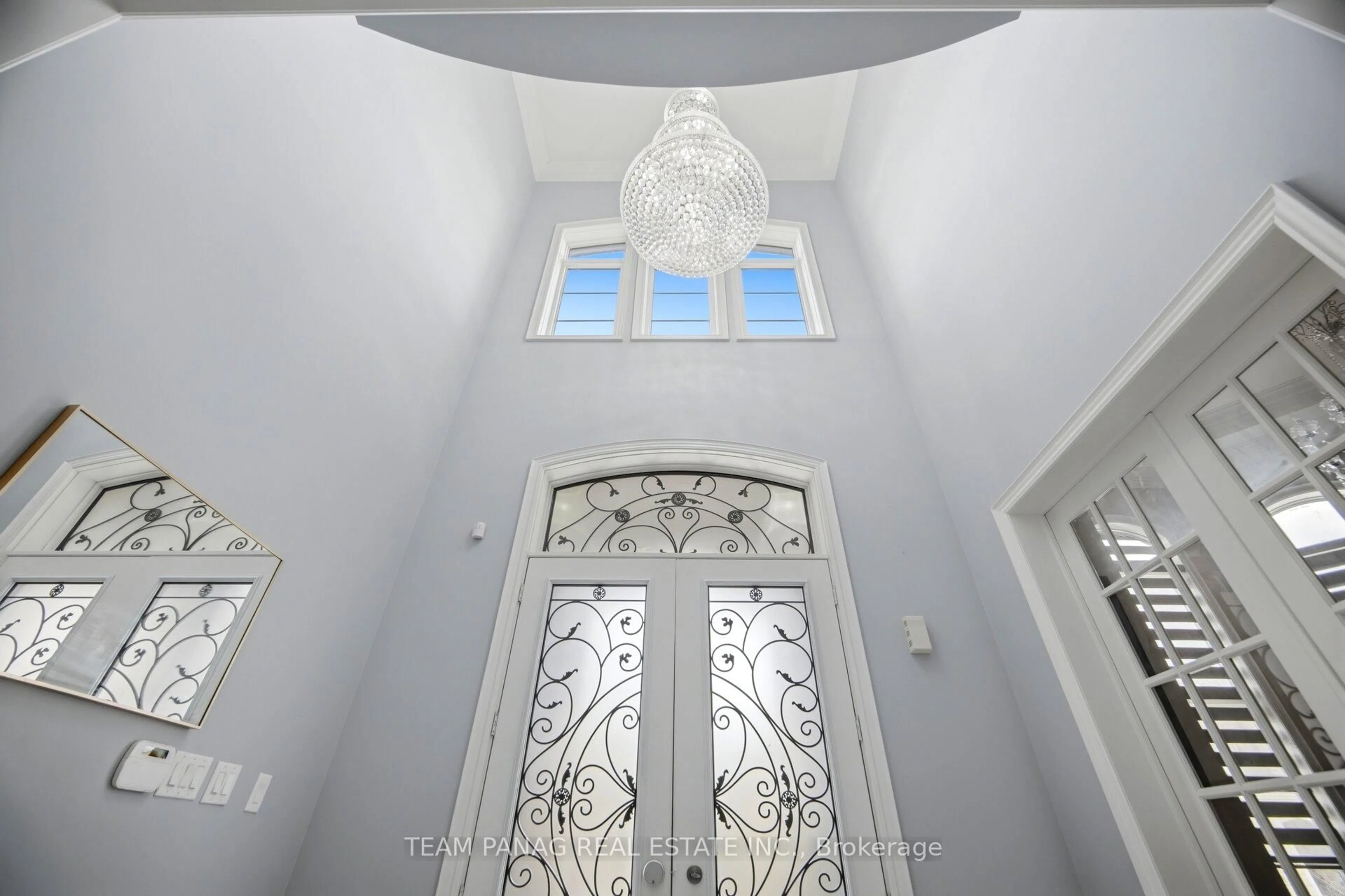Indoor foyer for 19 Falkland Rd, Brampton Ontario L6P 4C3