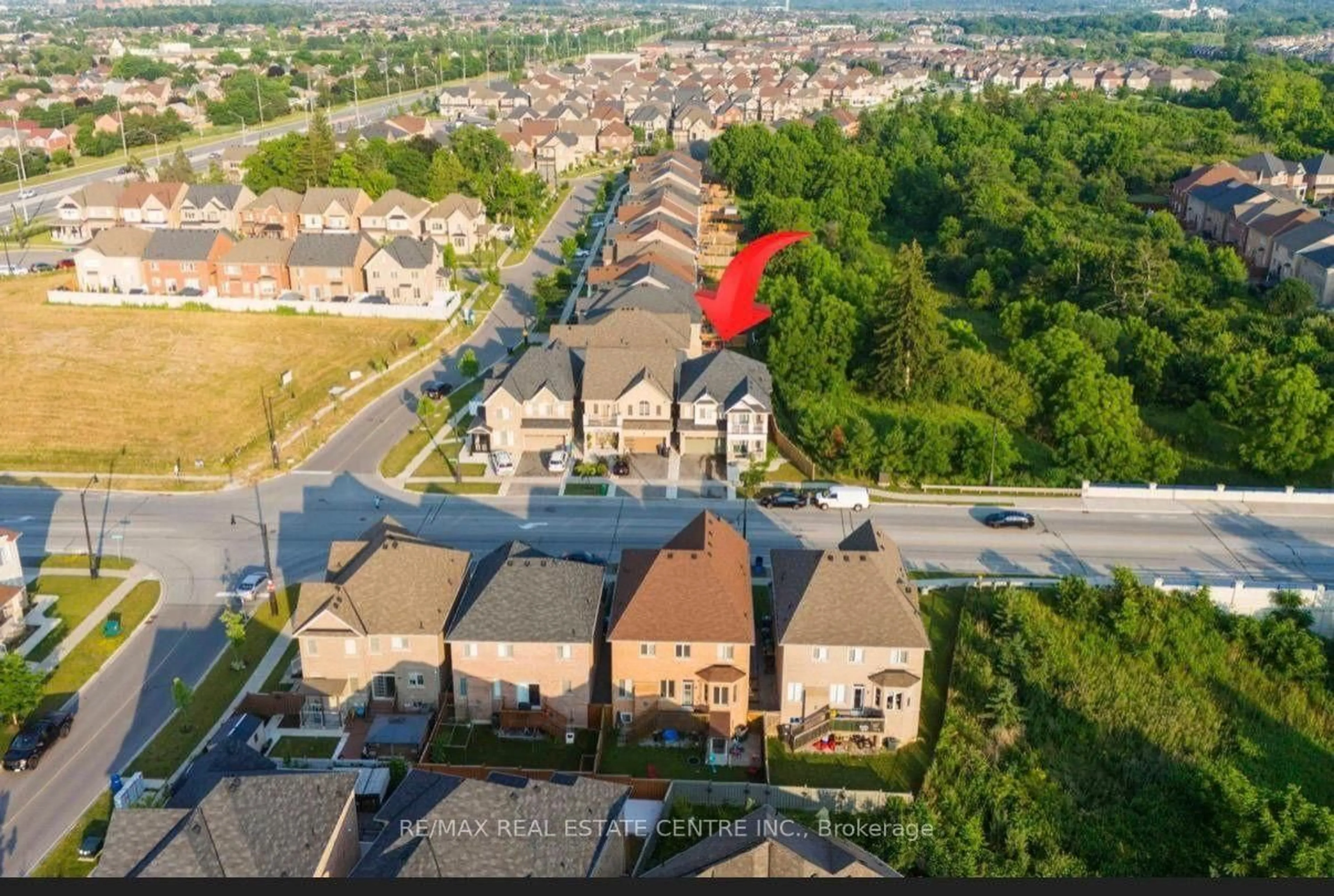 A pic from outside/outdoor area/front of a property/back of a property/a pic from drone, street for 161 Bonnie Braes Dr, Brampton Ontario L6Y 5Z1