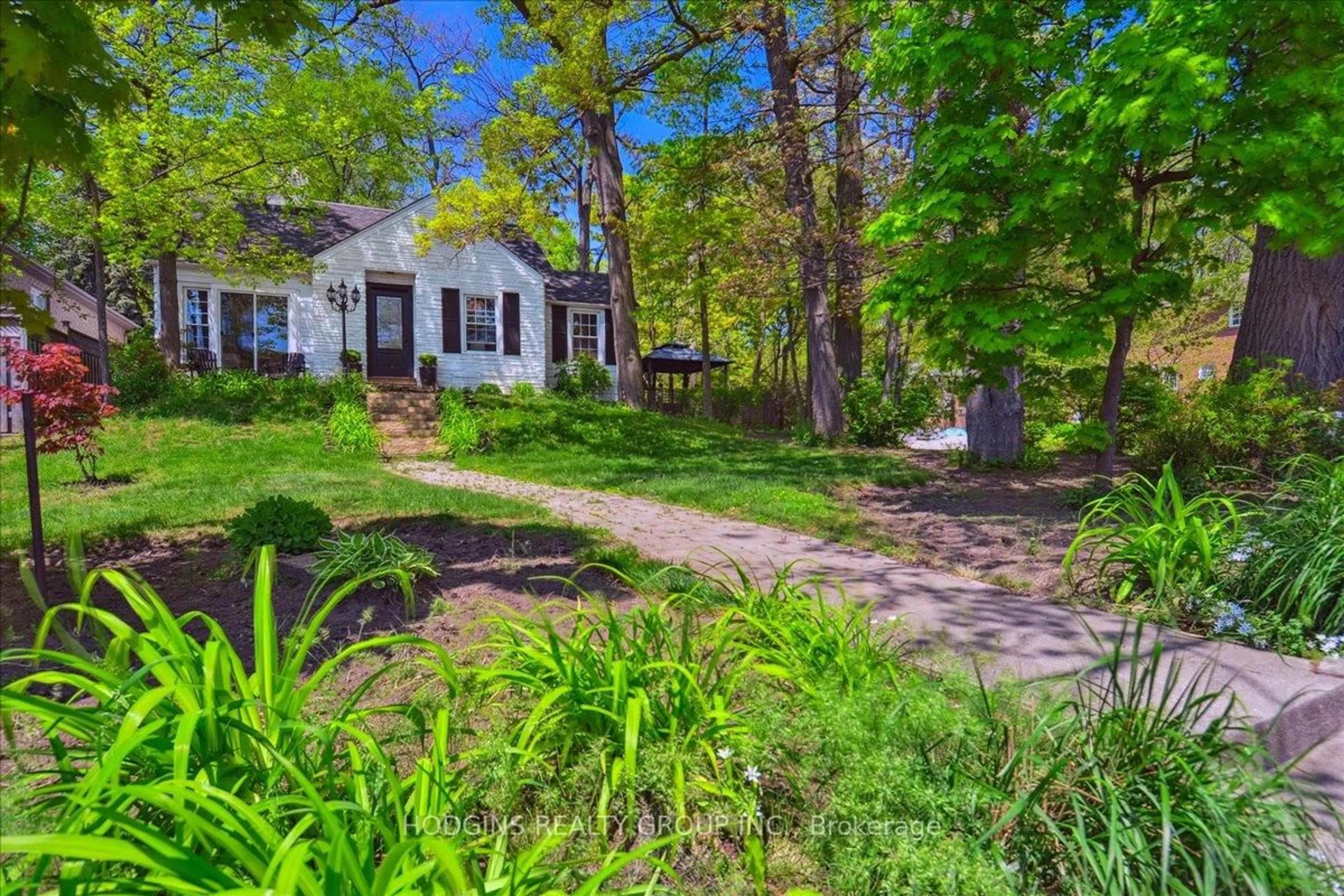 A pic from outside/outdoor area/front of a property/back of a property/a pic from drone, street for 65 Mineola Rd, Mississauga Ontario L5G 2E4