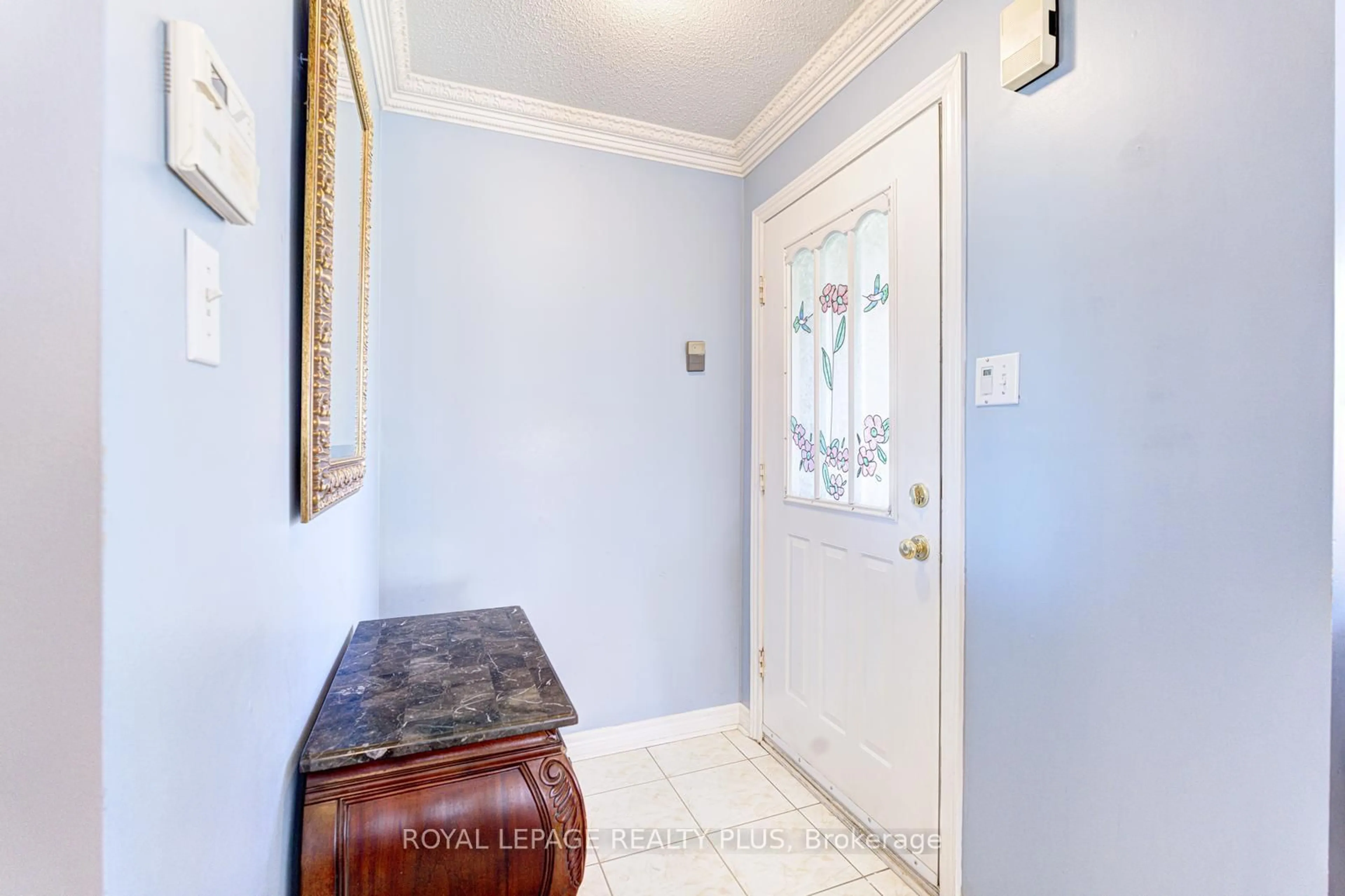 Indoor entryway for 5658 Glen Erin Dr #1, Mississauga Ontario L5M 6C4