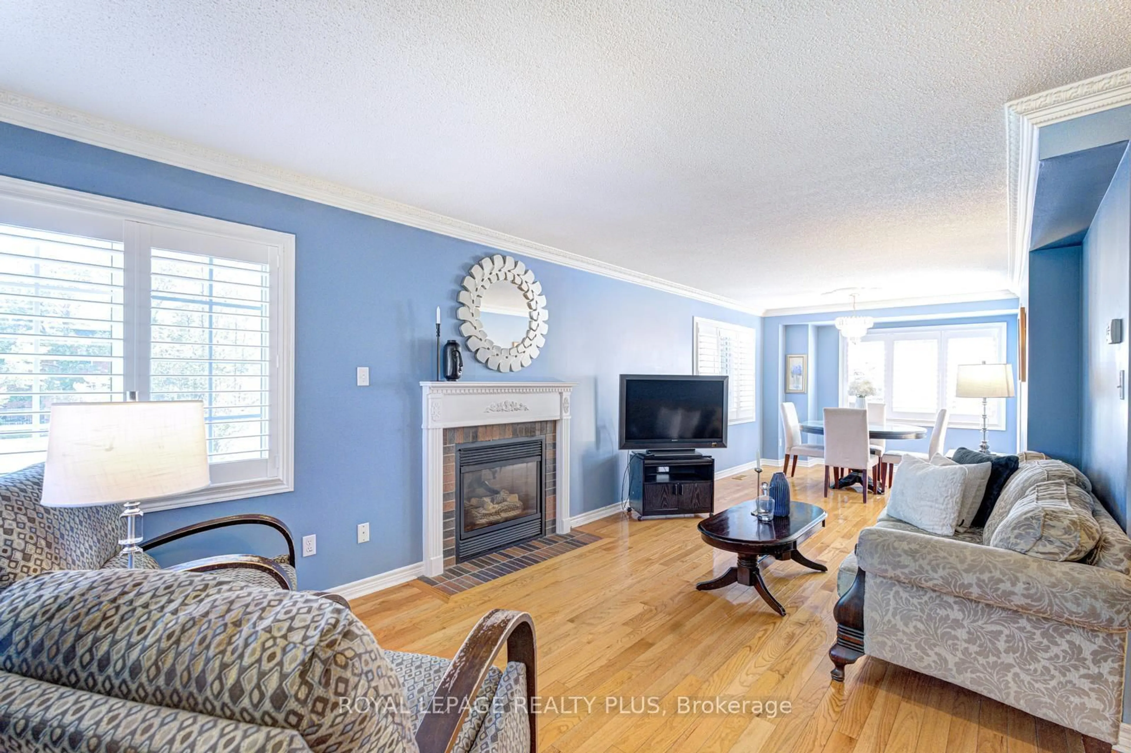 Living room with furniture, wood/laminate floor for 5658 Glen Erin Dr #1, Mississauga Ontario L5M 6C4