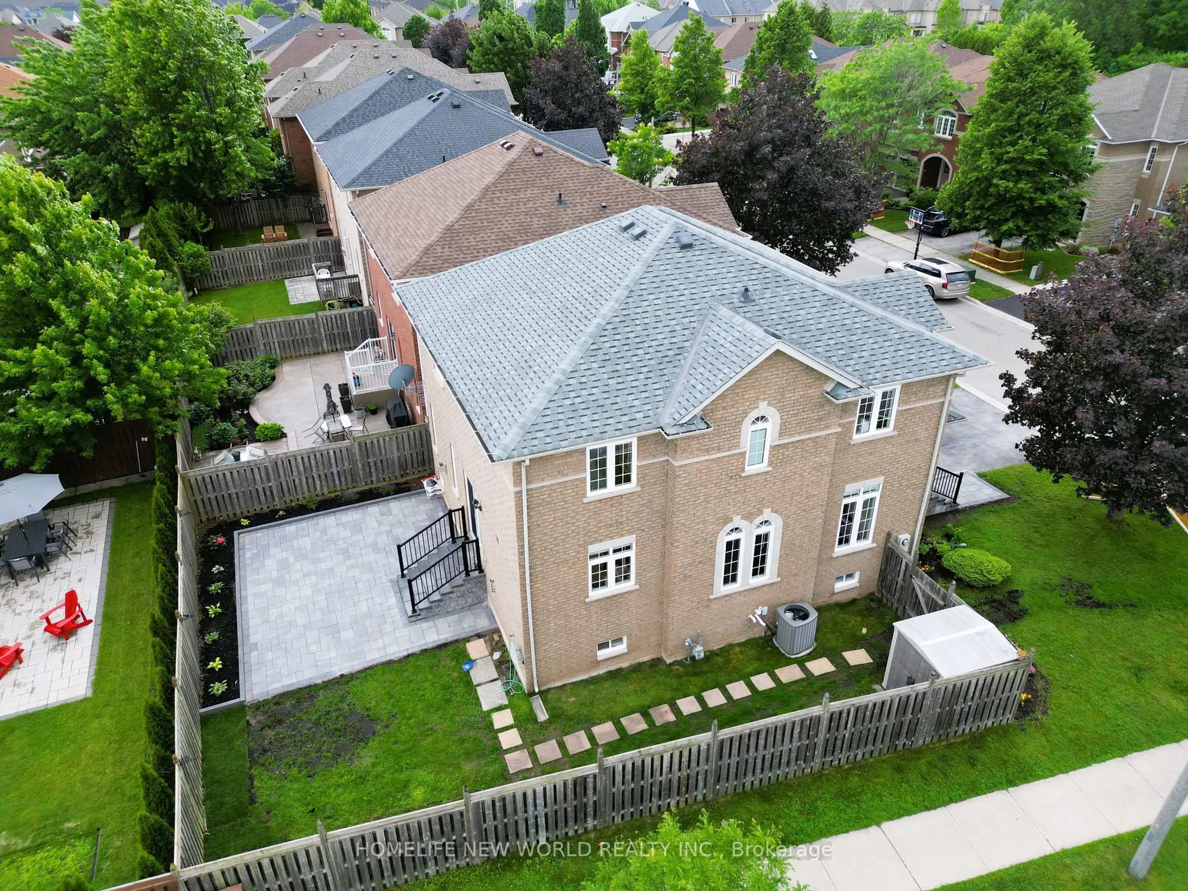 A pic from outside/outdoor area/front of a property/back of a property/a pic from drone, street for 2485 BLUE HOLLY Cres, Oakville Ontario L6M 4V4