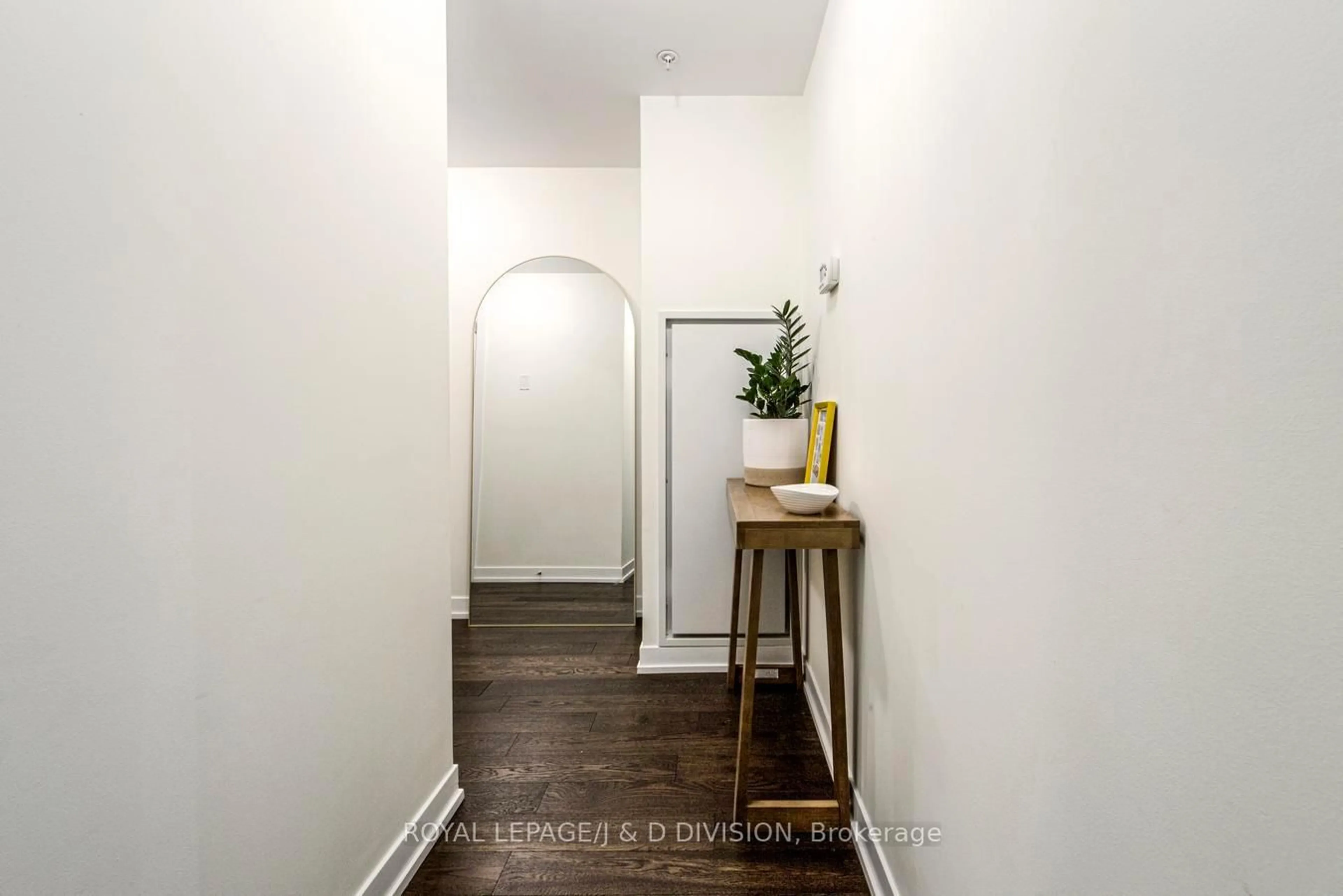 Indoor entryway for 36 Howard Park Ave #503, Toronto Ontario M6R 0A5