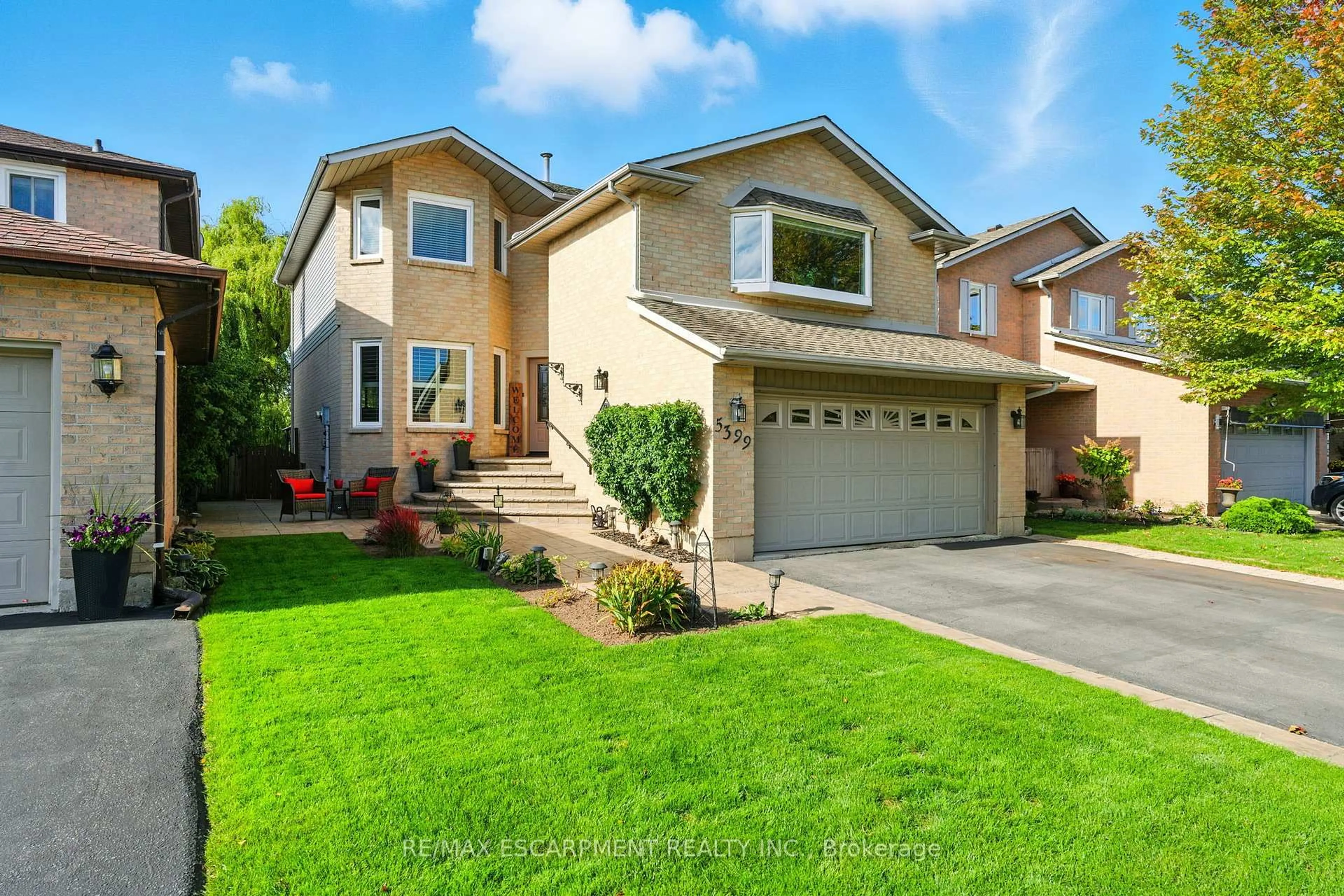 Home with vinyl exterior material, street for 5399 Sheldon Park Dr, Burlington Ontario L7L 5W9