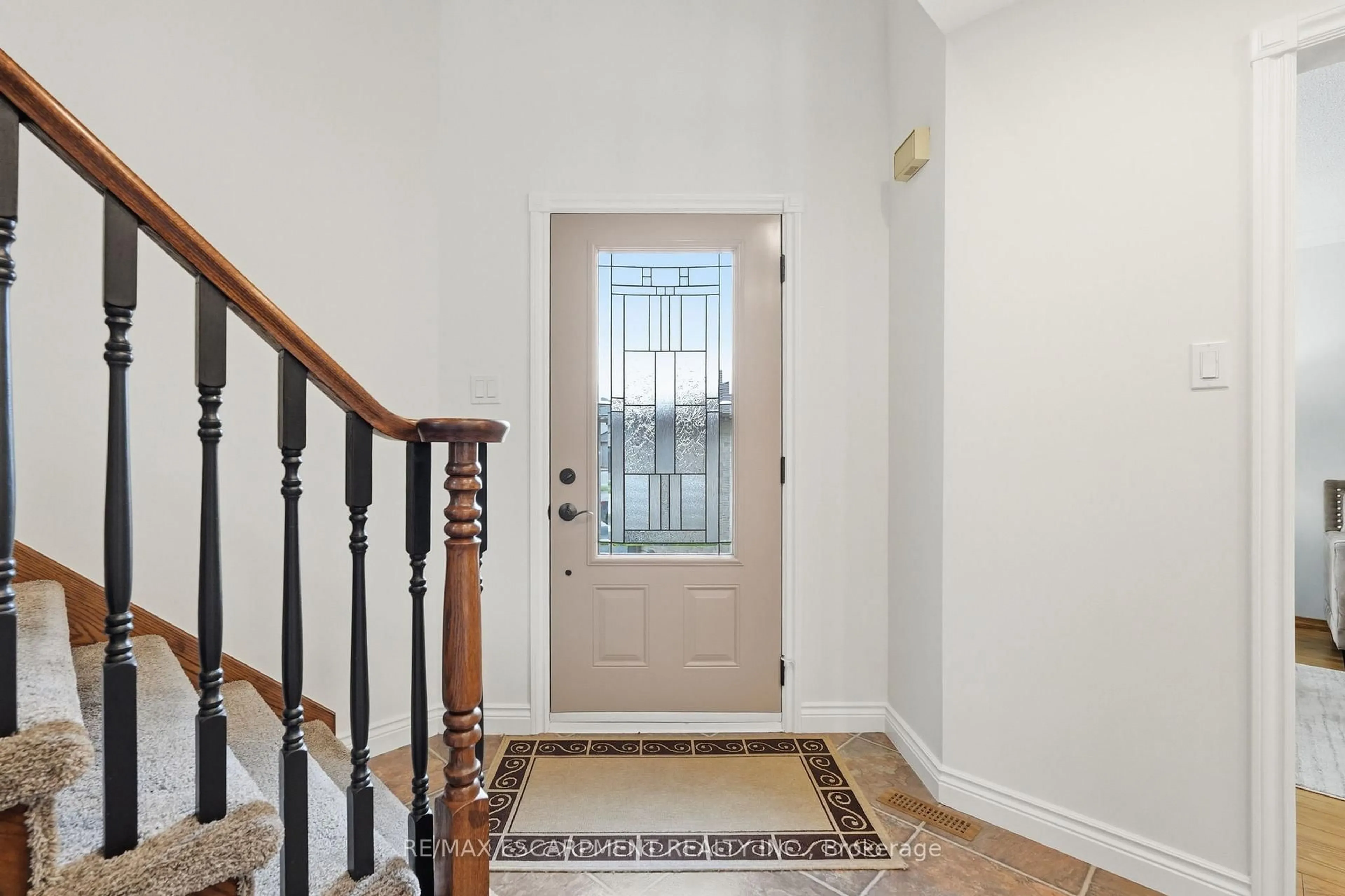 Indoor entryway for 5399 Sheldon Park Dr, Burlington Ontario L7L 5W9