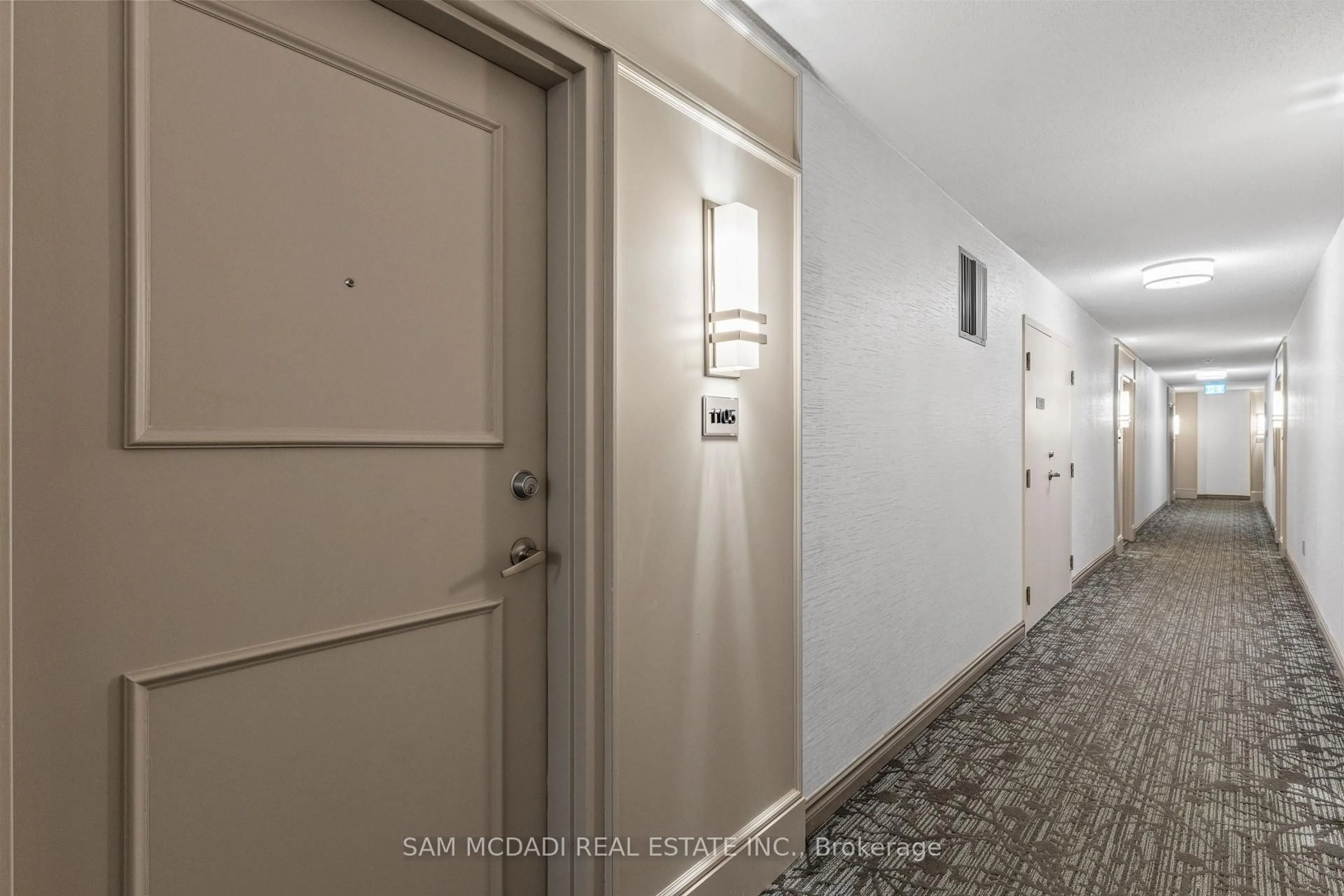 Indoor foyer for 75 King St #1105, Mississauga Ontario L5A 4G5