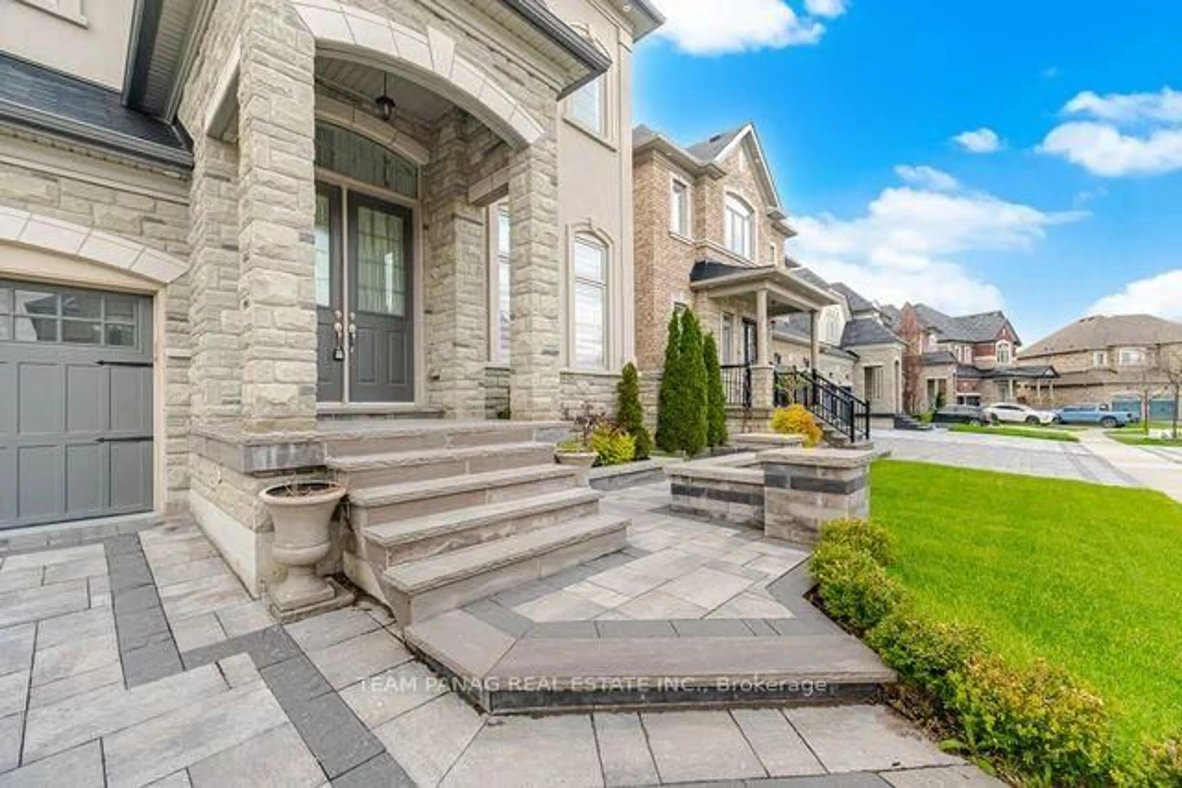 Home with brick exterior material, street for 32 Fanning Tr, Brampton Ontario L6P 4N5