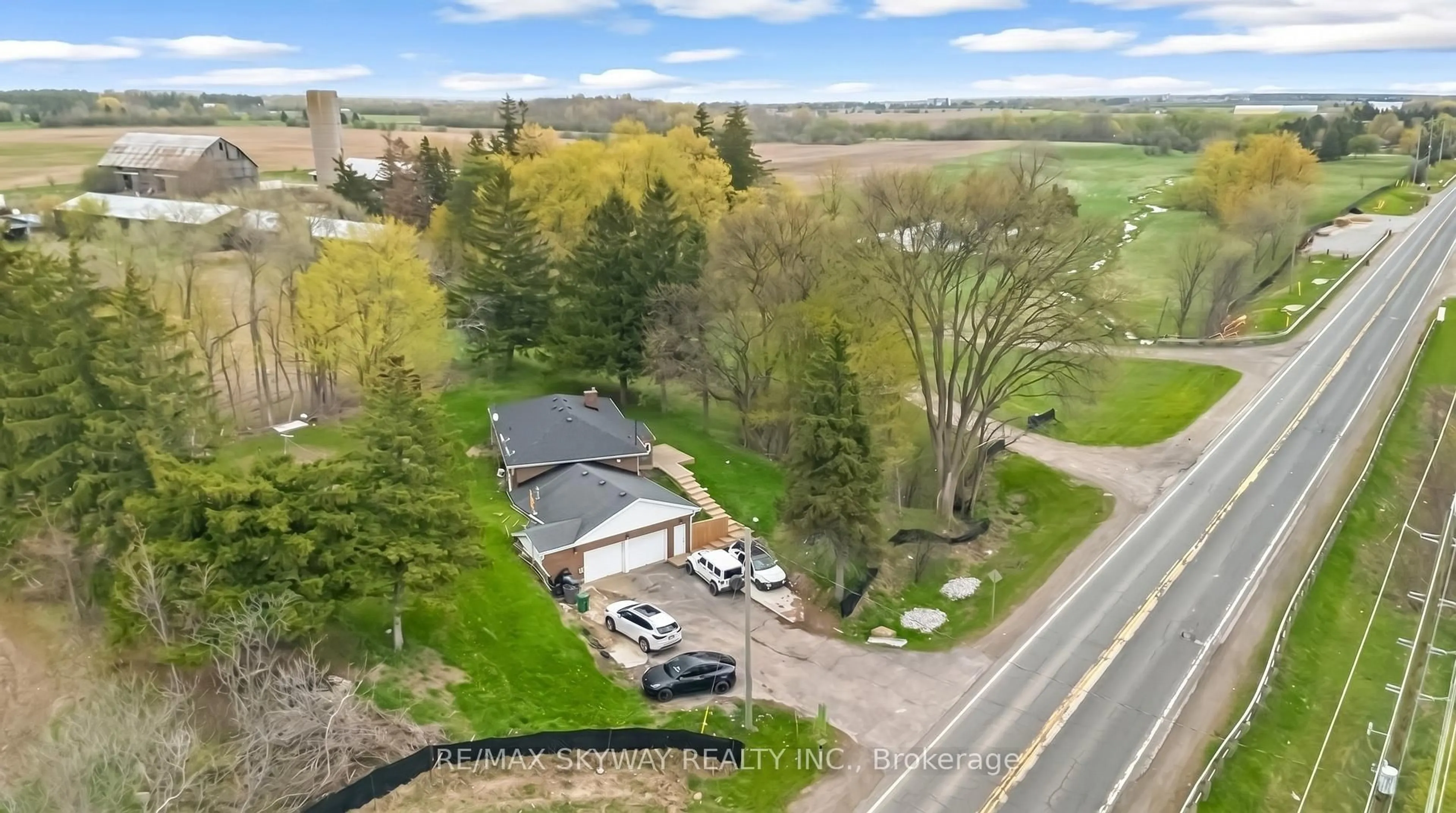 A pic from outside/outdoor area/front of a property/back of a property/a pic from drone, street for 12891 Dixie Rd, Caledon Ontario L7C 2M5