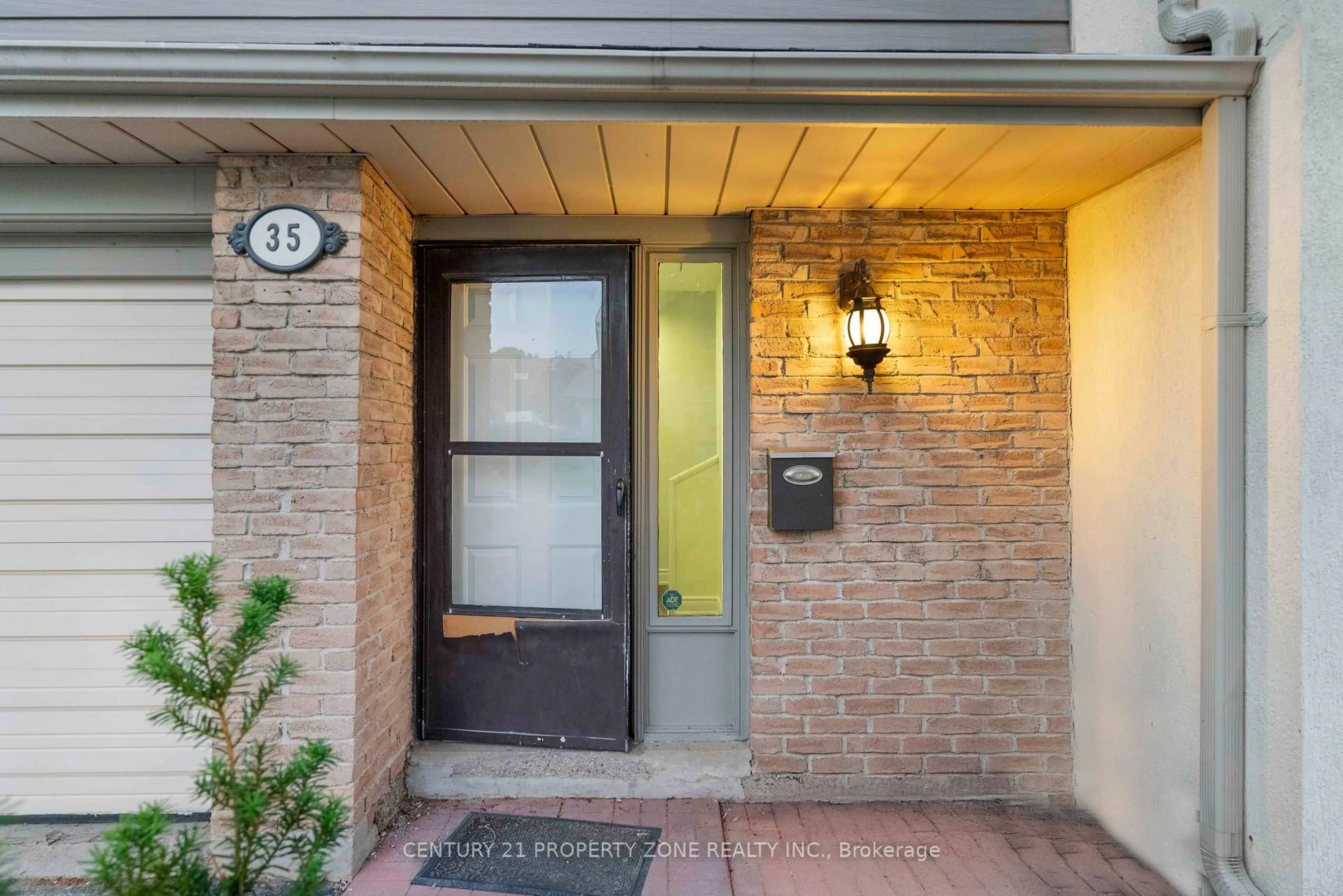 Indoor entryway for 35 Ashton Cres, Brampton Ontario L6S 3J9