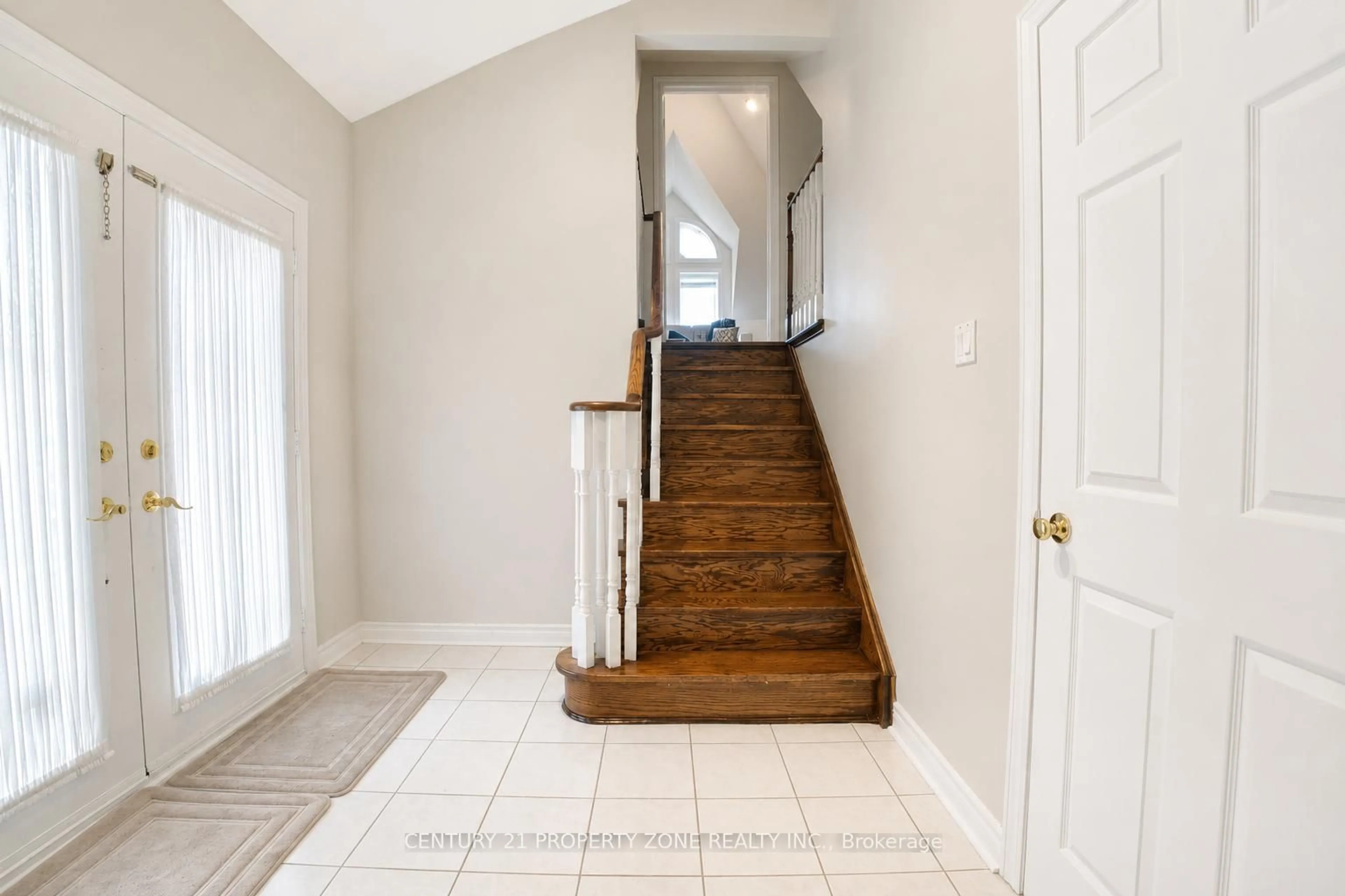 Indoor entryway for 5660 Bell Harbour Dr, Mississauga Ontario L5M 5J3
