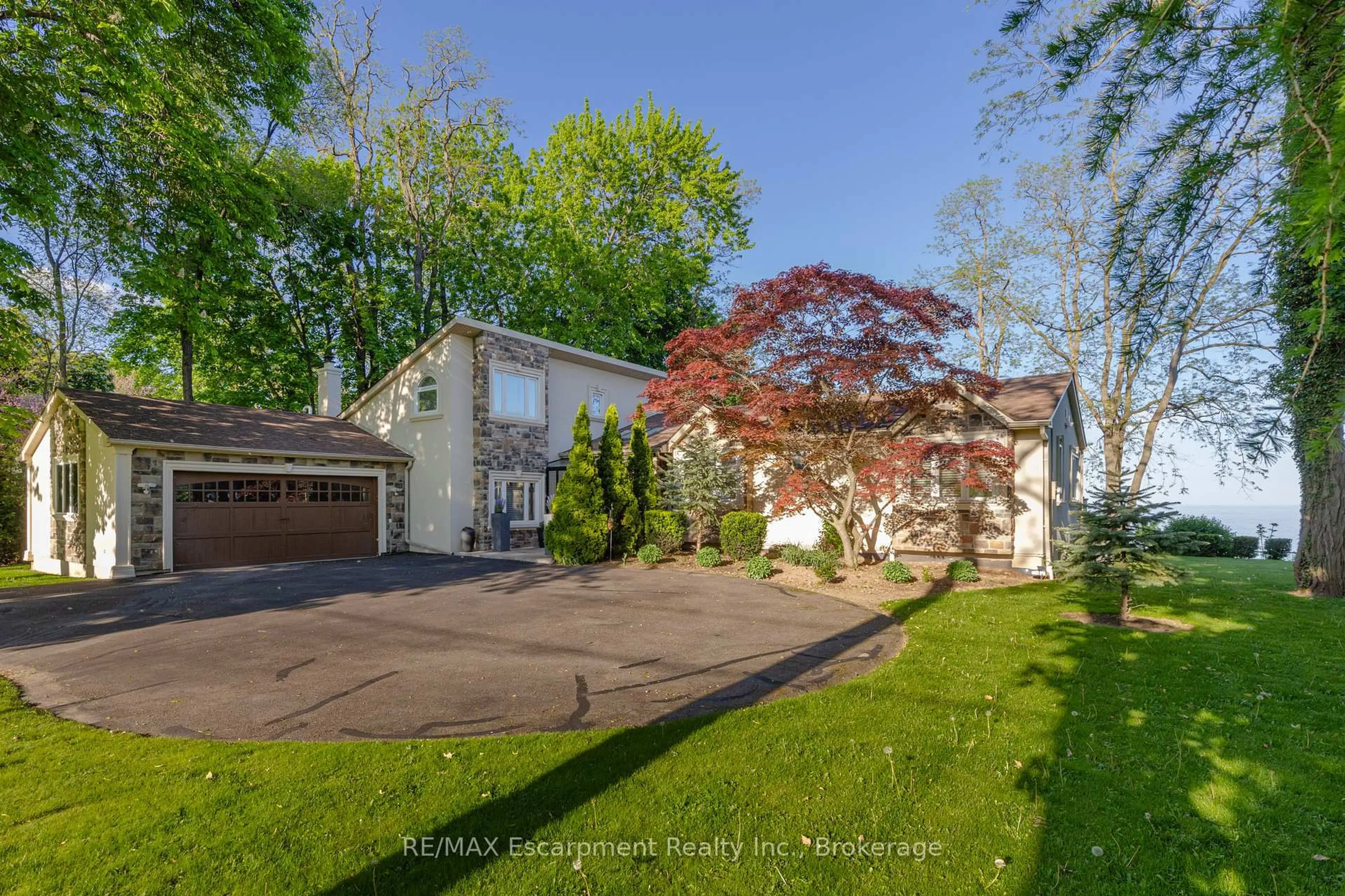 A pic from outside/outdoor area/front of a property/back of a property/a pic from drone, street for 3346 Lakeshore Rd, Oakville Ontario L6L 6S6