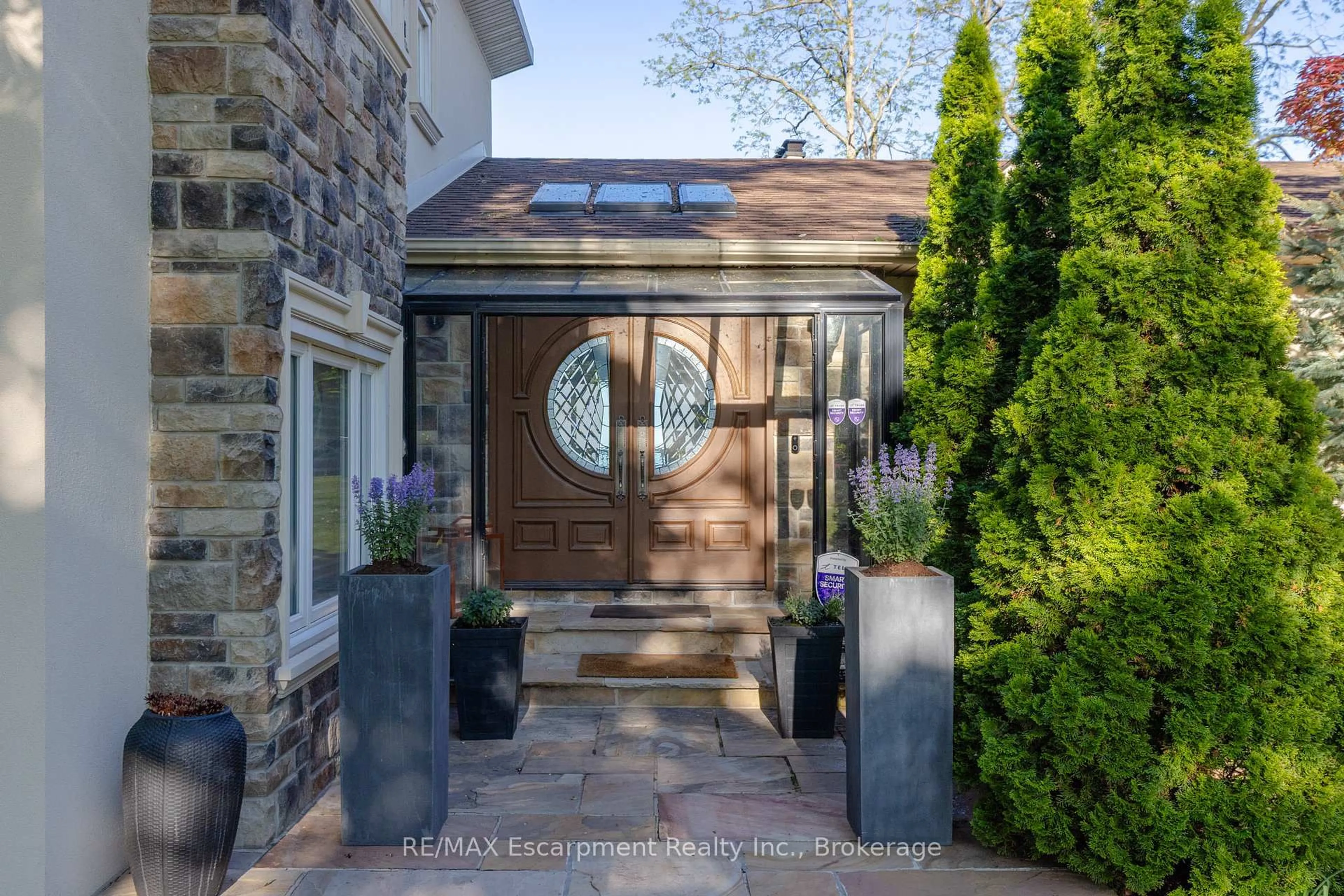 Indoor entryway for 3346 Lakeshore Rd, Oakville Ontario L6L 6S6