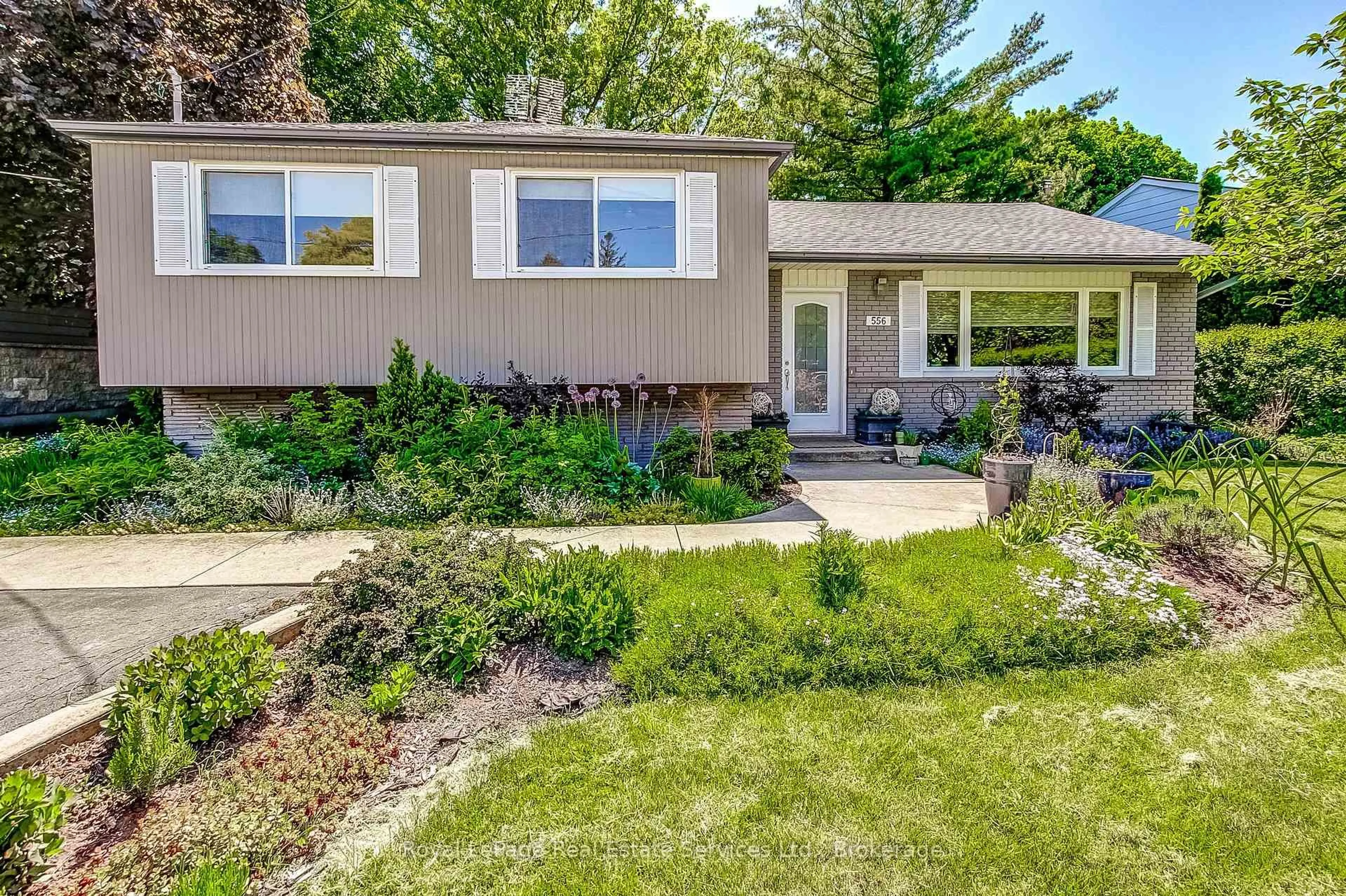 Home with vinyl exterior material, street for 556 Trafford Cres, Oakville Ontario L6L 3T3