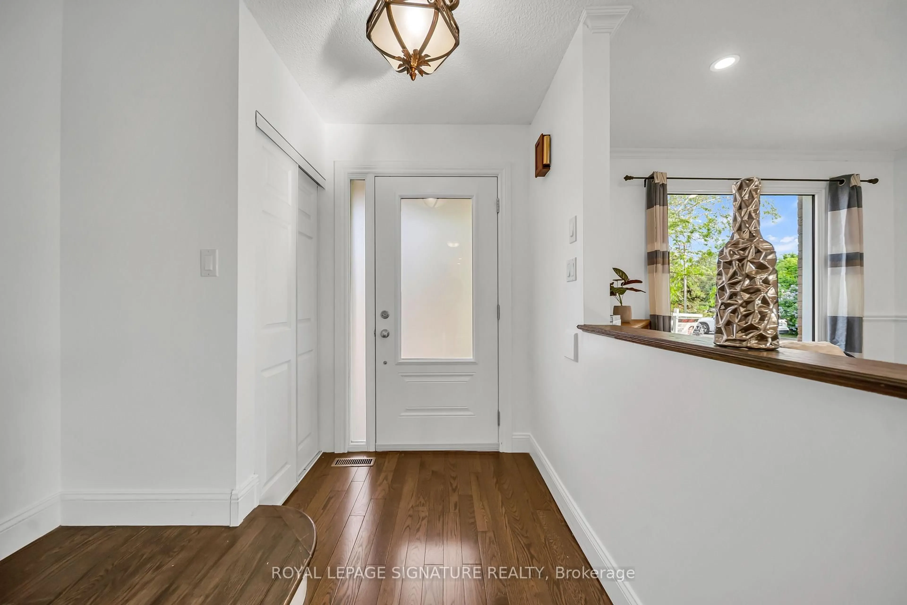 Indoor entryway for 2479 Grindstone Crt, Mississauga Ontario L5L 3K8