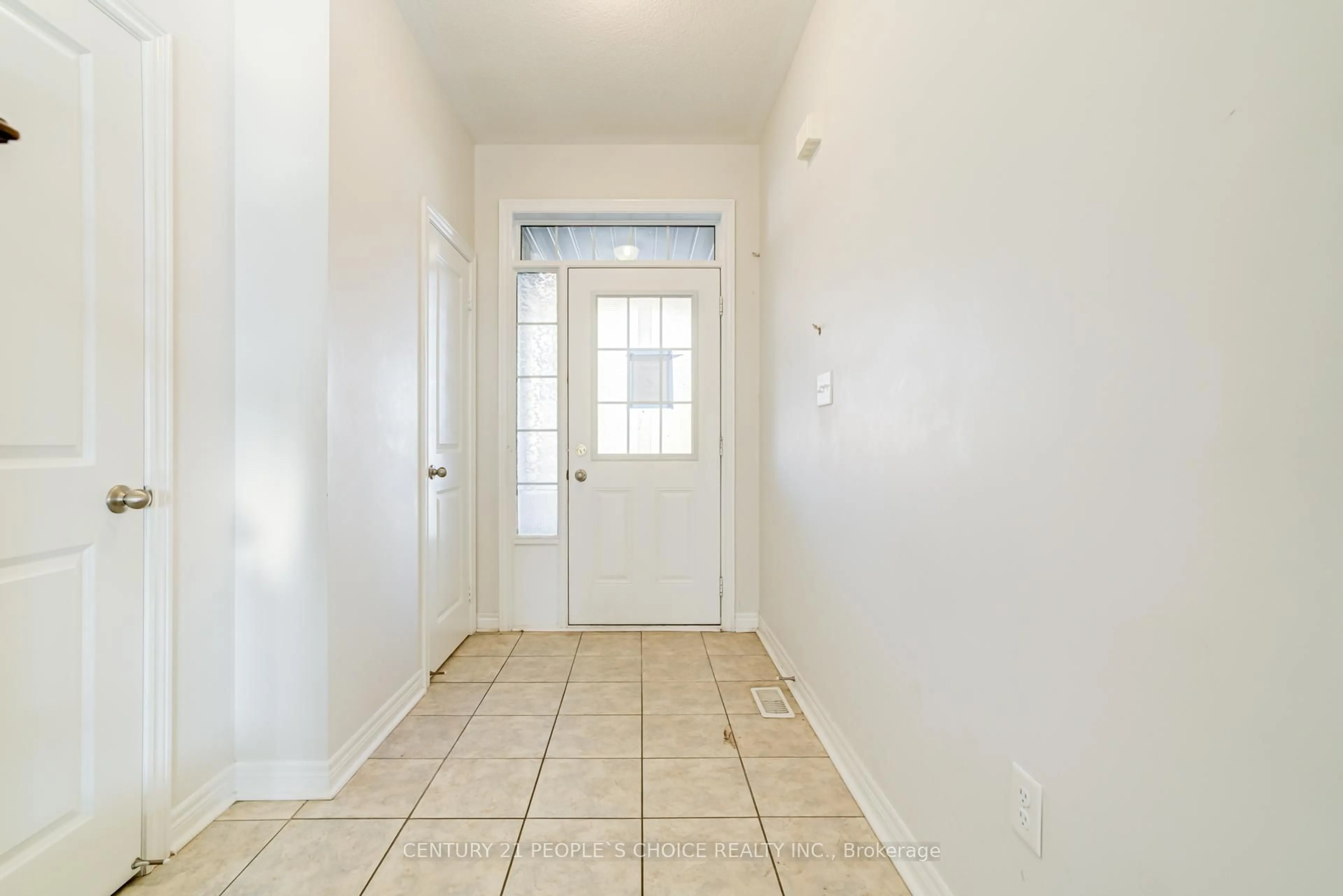 Indoor entryway for 118 Finegan Circ, Brampton Ontario L7A 4Z9