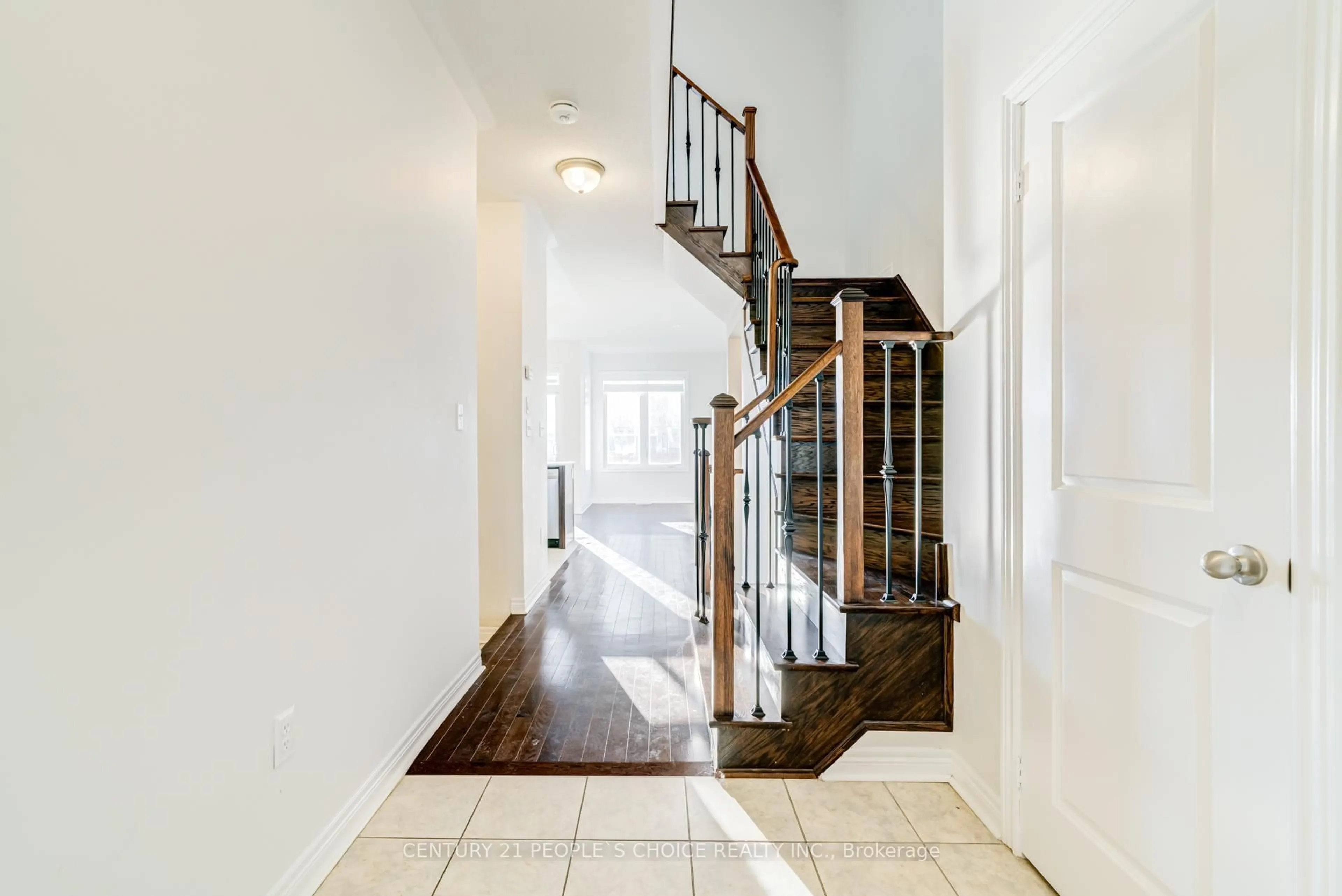 Indoor entryway for 118 Finegan Circ, Brampton Ontario L7A 4Z9