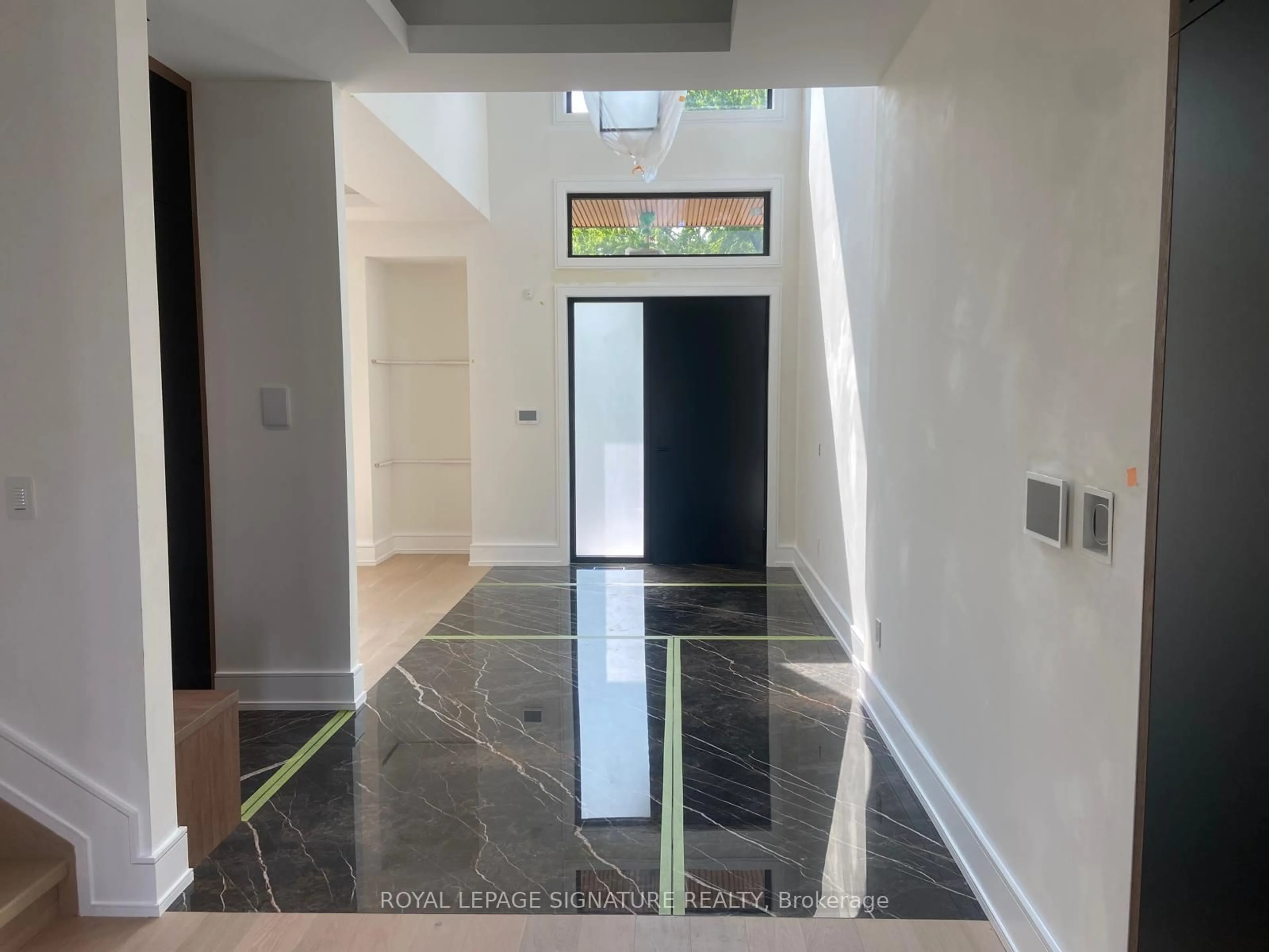 Indoor foyer for 1349 Melton Dr, Mississauga Ontario L4Y 1L6