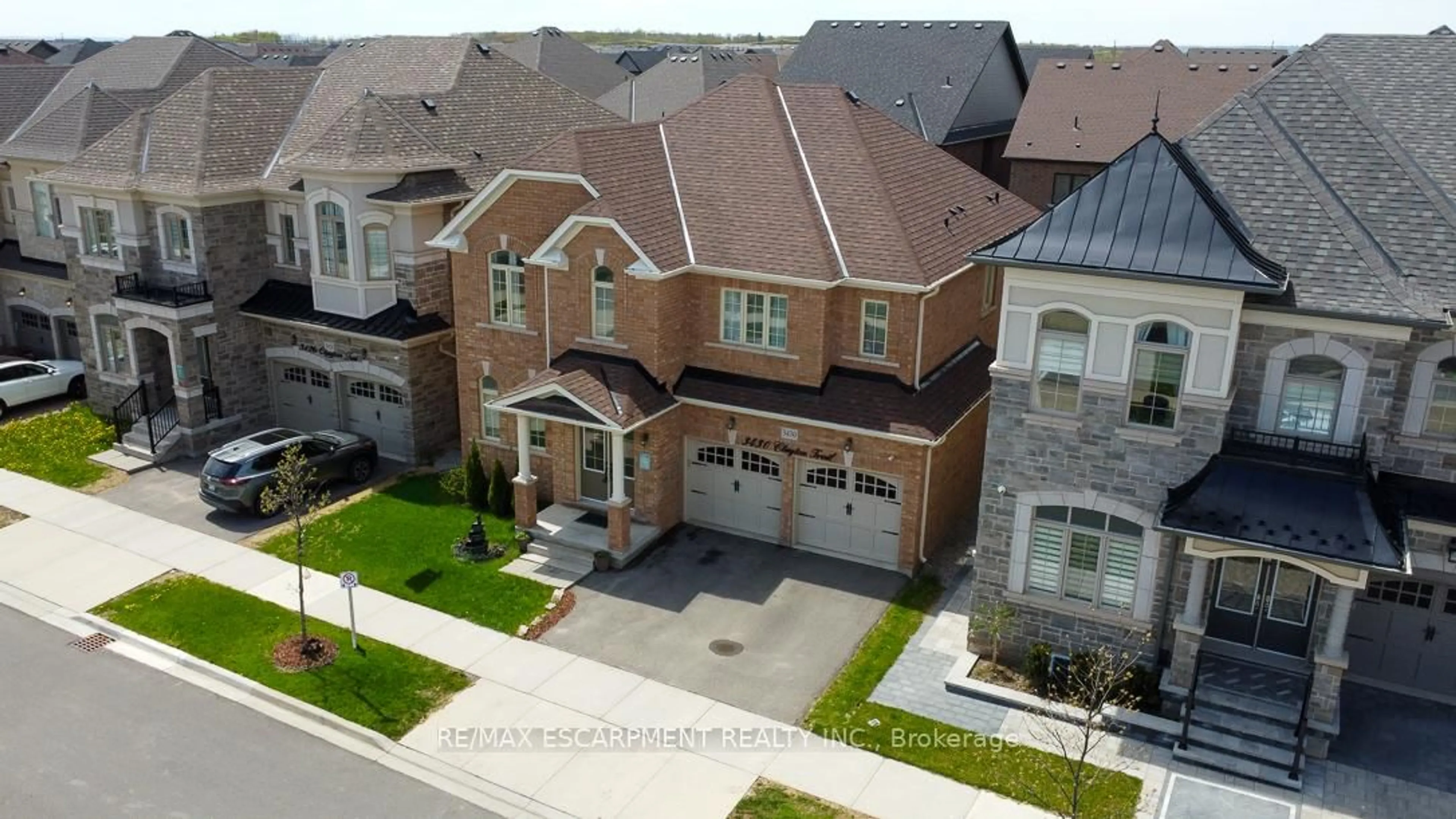 A pic from outside/outdoor area/front of a property/back of a property/a pic from drone, street for 3430 CLAYTON Tr, Oakville Ontario L6H 0Z1