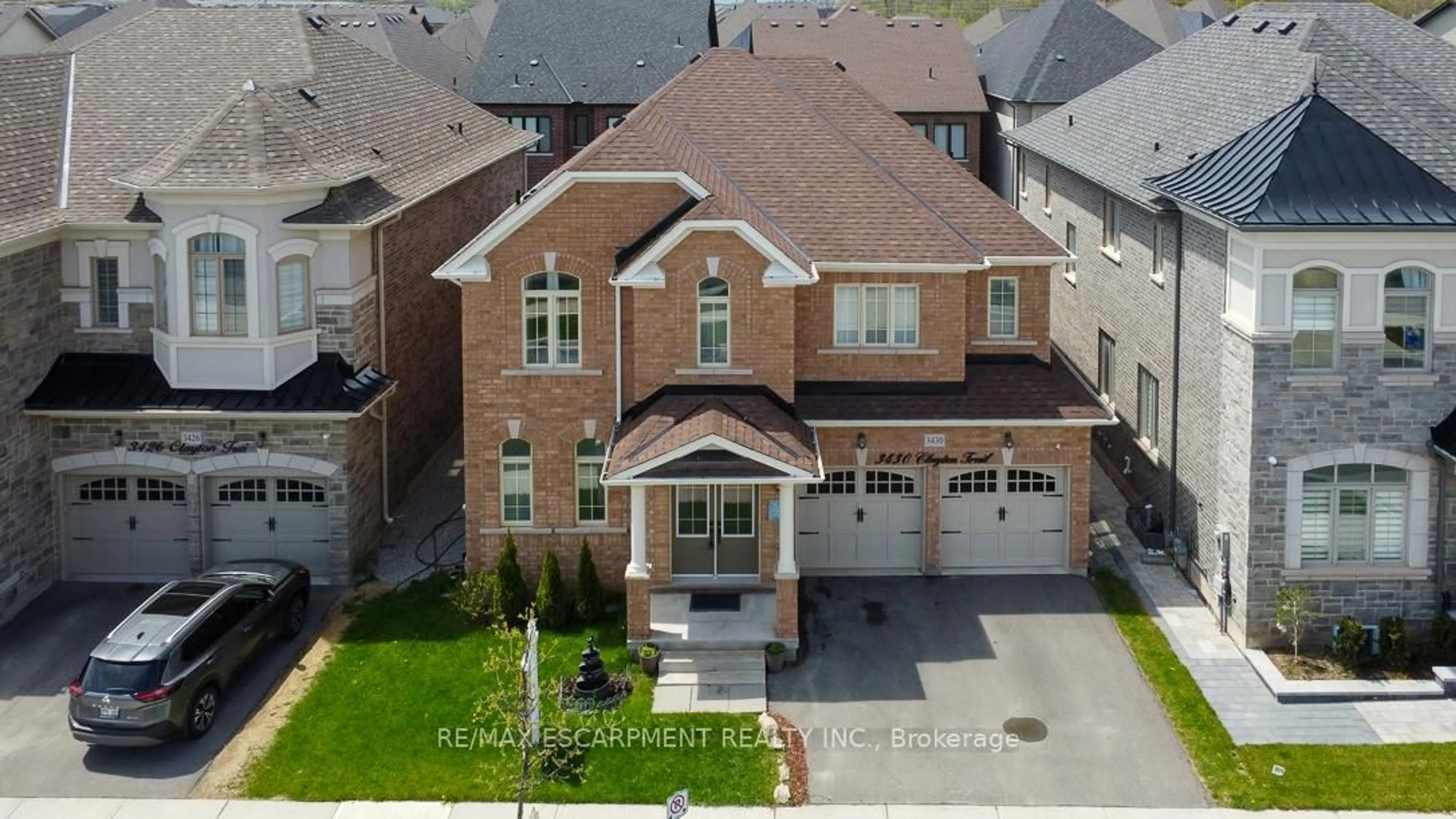 A pic from outside/outdoor area/front of a property/back of a property/a pic from drone, street for 3430 CLAYTON Tr, Oakville Ontario L6H 0Z1